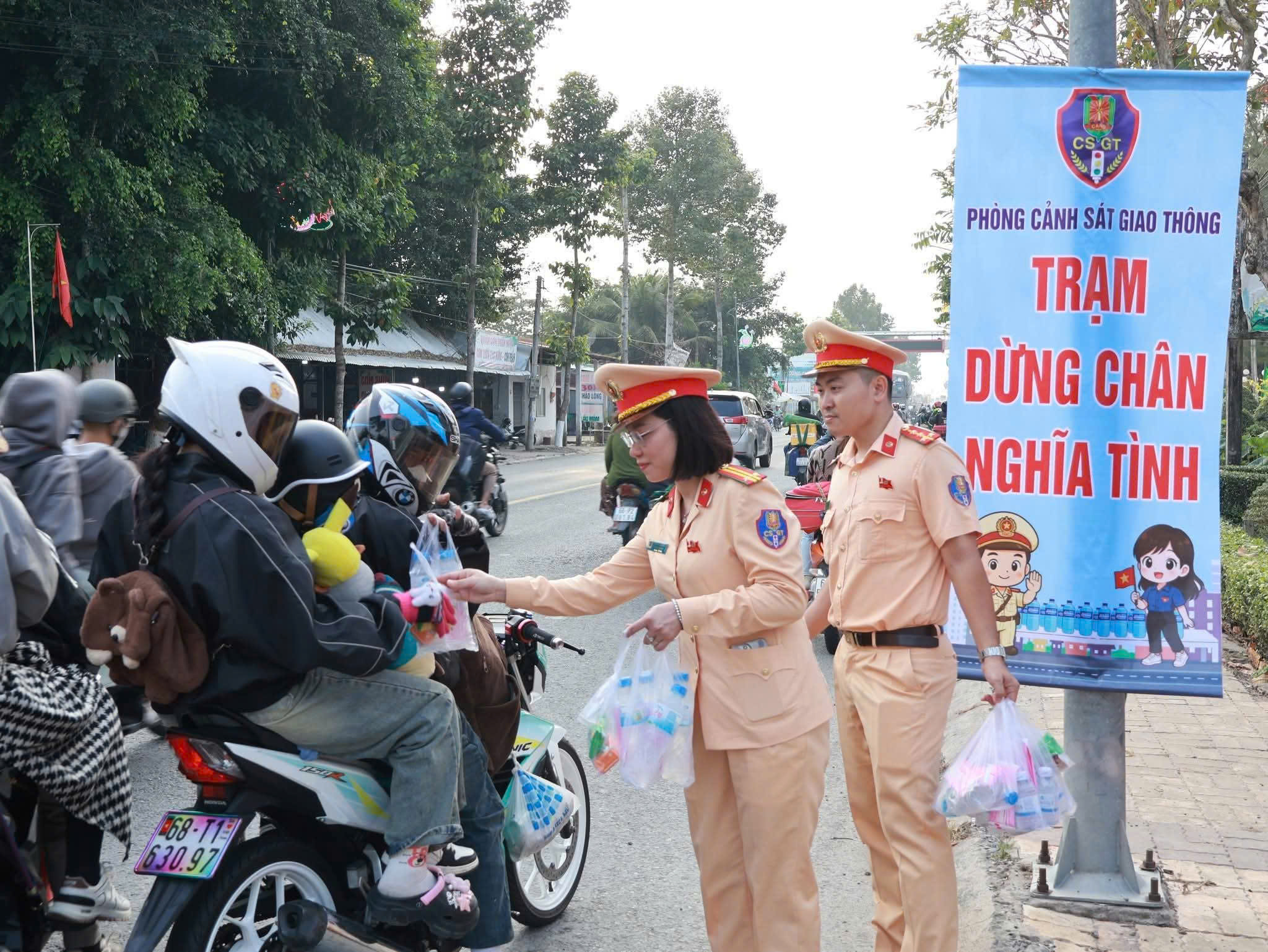 Đồng Th&aacute;p ph&aacute;t nước suối v&agrave; khăn lạnh miễn ph&iacute; cho người d&acirc;n dịp Tết 2026 - Ảnh 4.