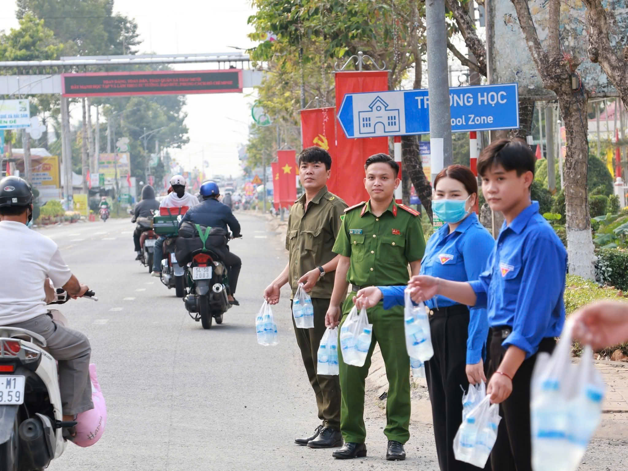 Đồng Th&aacute;p ph&aacute;t nước suối v&agrave; khăn lạnh miễn ph&iacute; cho người d&acirc;n dịp Tết 2026 - Ảnh 5.