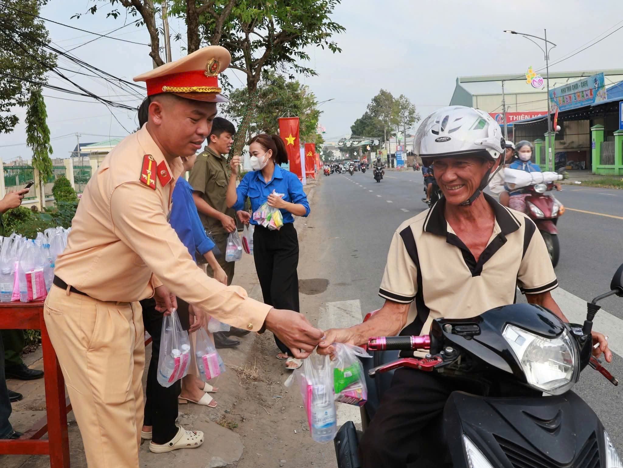 Đồng Th&aacute;p ph&aacute;t nước suối v&agrave; khăn lạnh miễn ph&iacute; cho người d&acirc;n dịp Tết 2026 - Ảnh 6.