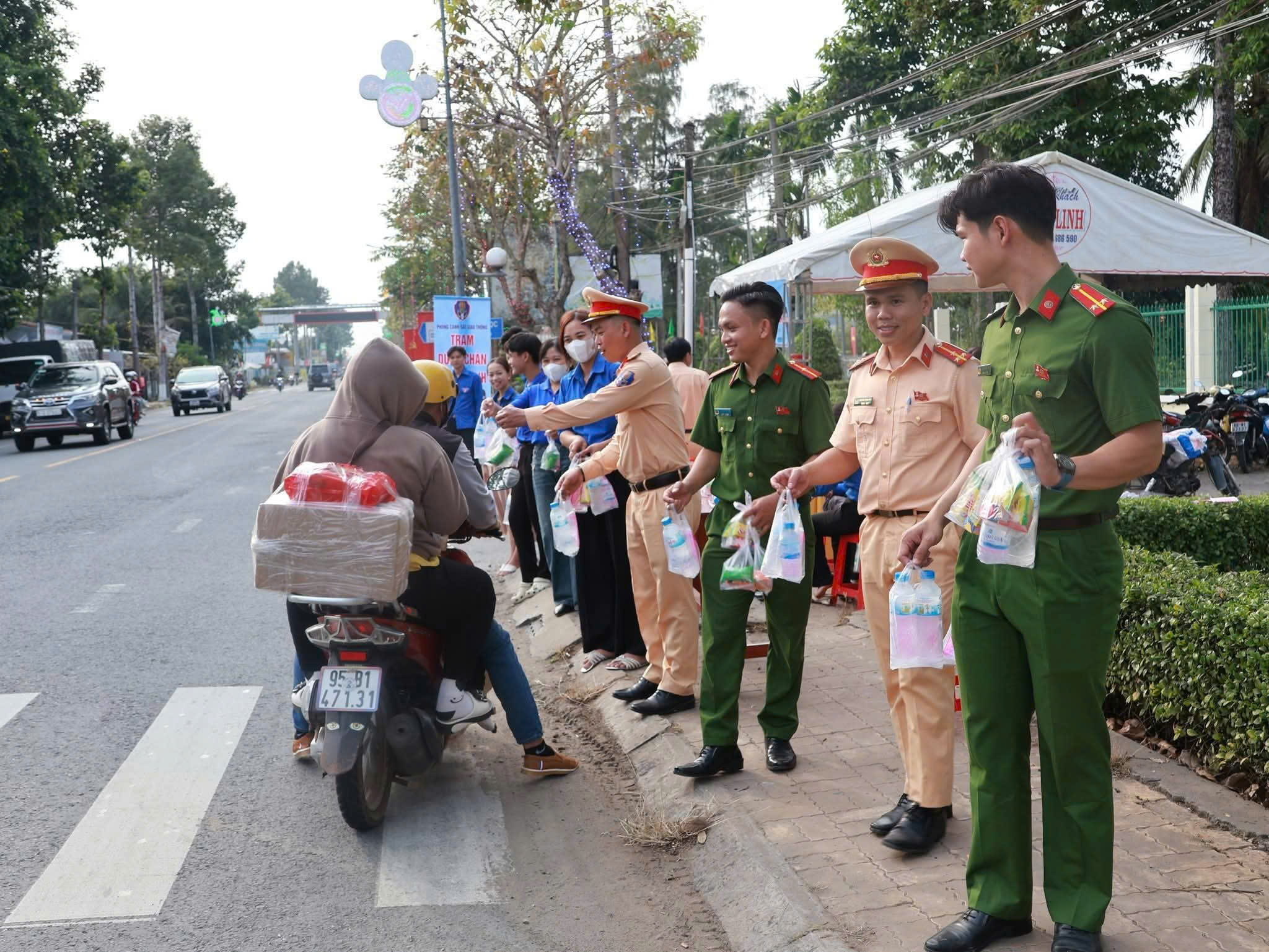 Đồng Th&aacute;p ph&aacute;t nước suối v&agrave; khăn lạnh miễn ph&iacute; cho người d&acirc;n dịp Tết 2026 - Ảnh 7.
