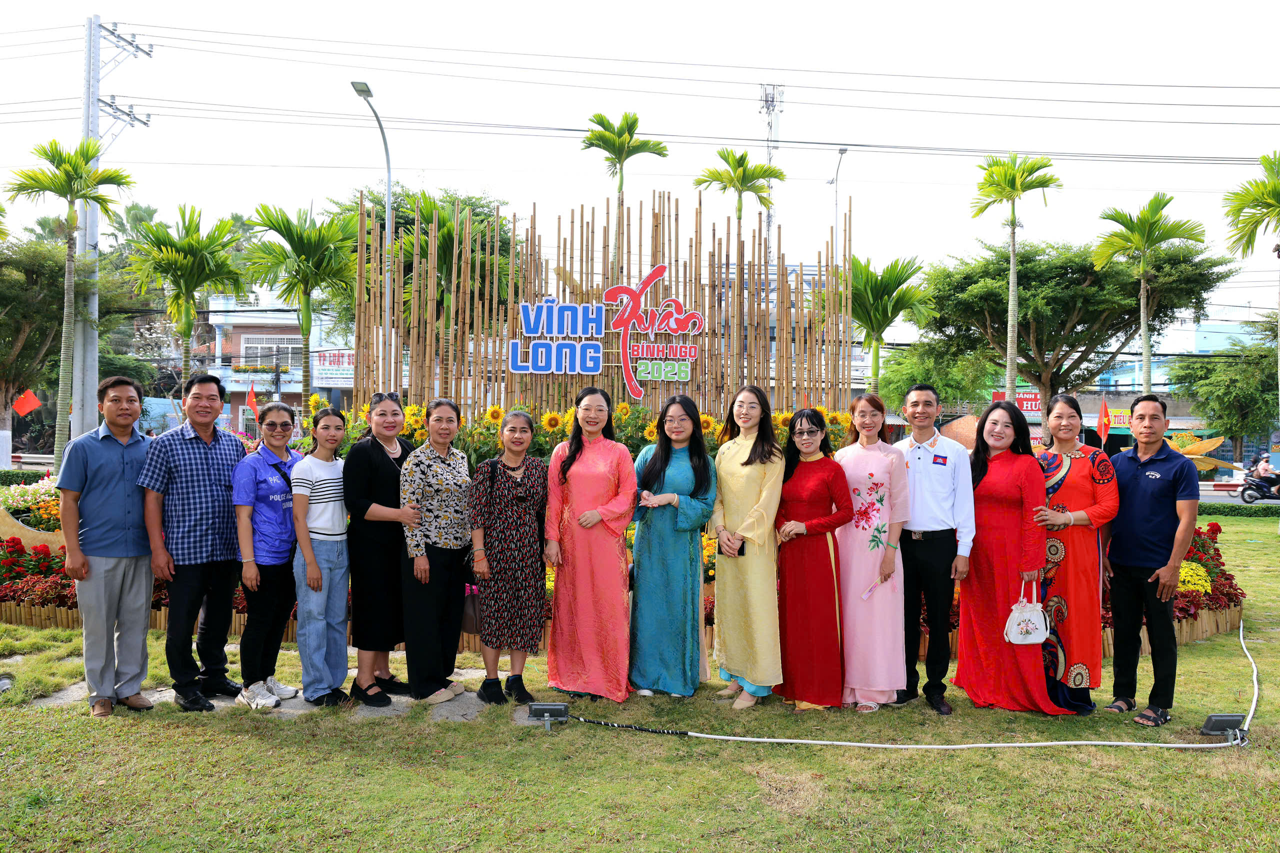 Ngắm linh vật ngựa oai phong tại đường hoa Xuân Vĩnh Long 2026 - Ảnh 8. Ngắm linh vật ngựa oai phong tại đường hoa Xuân Vĩnh Long 2026 - Ảnh 8.