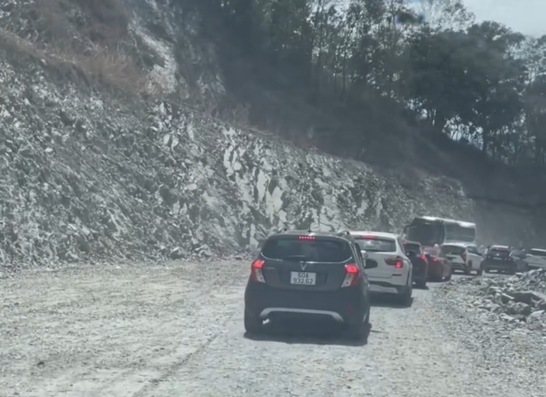 Quốc lộ 28B qua đèo Đại Ninh ùn tắc nghiêm trọng do mặt đường hư hỏng - Ảnh 1.