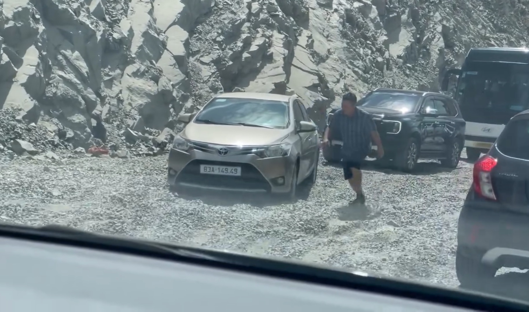 Quốc lộ 28B qua đèo Đại Ninh ùn tắc nghiêm trọng do mặt đường hư hỏng - Ảnh 2.