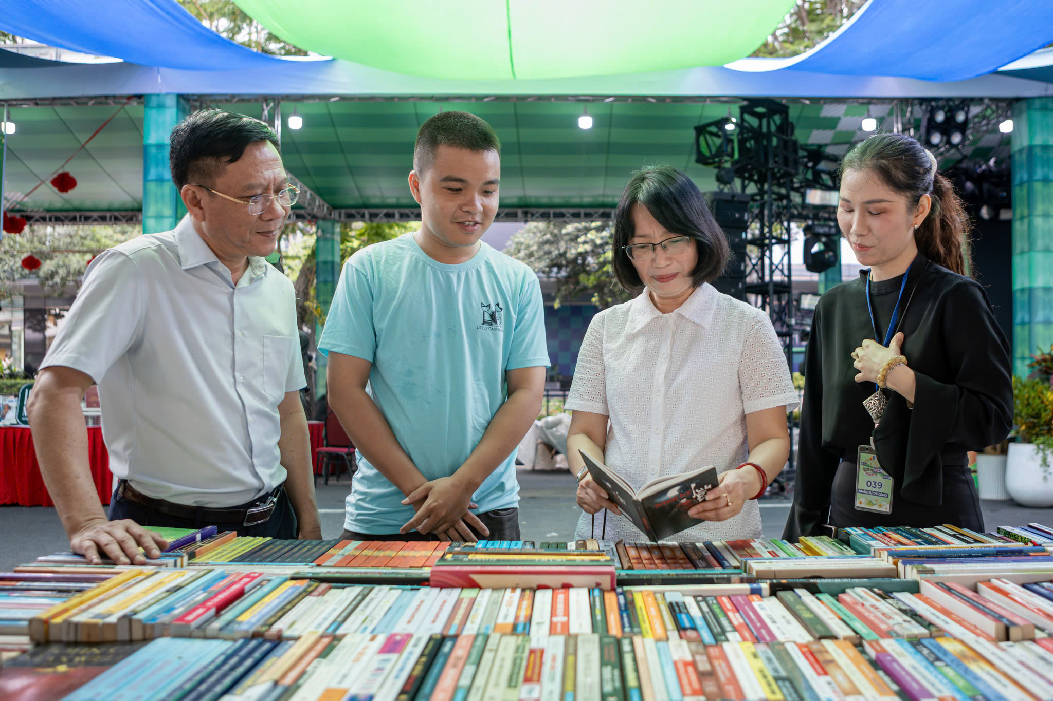 Đường sách Tết Bính Ngọ 2026 sẵn sàng khai mạc - Ảnh 2.