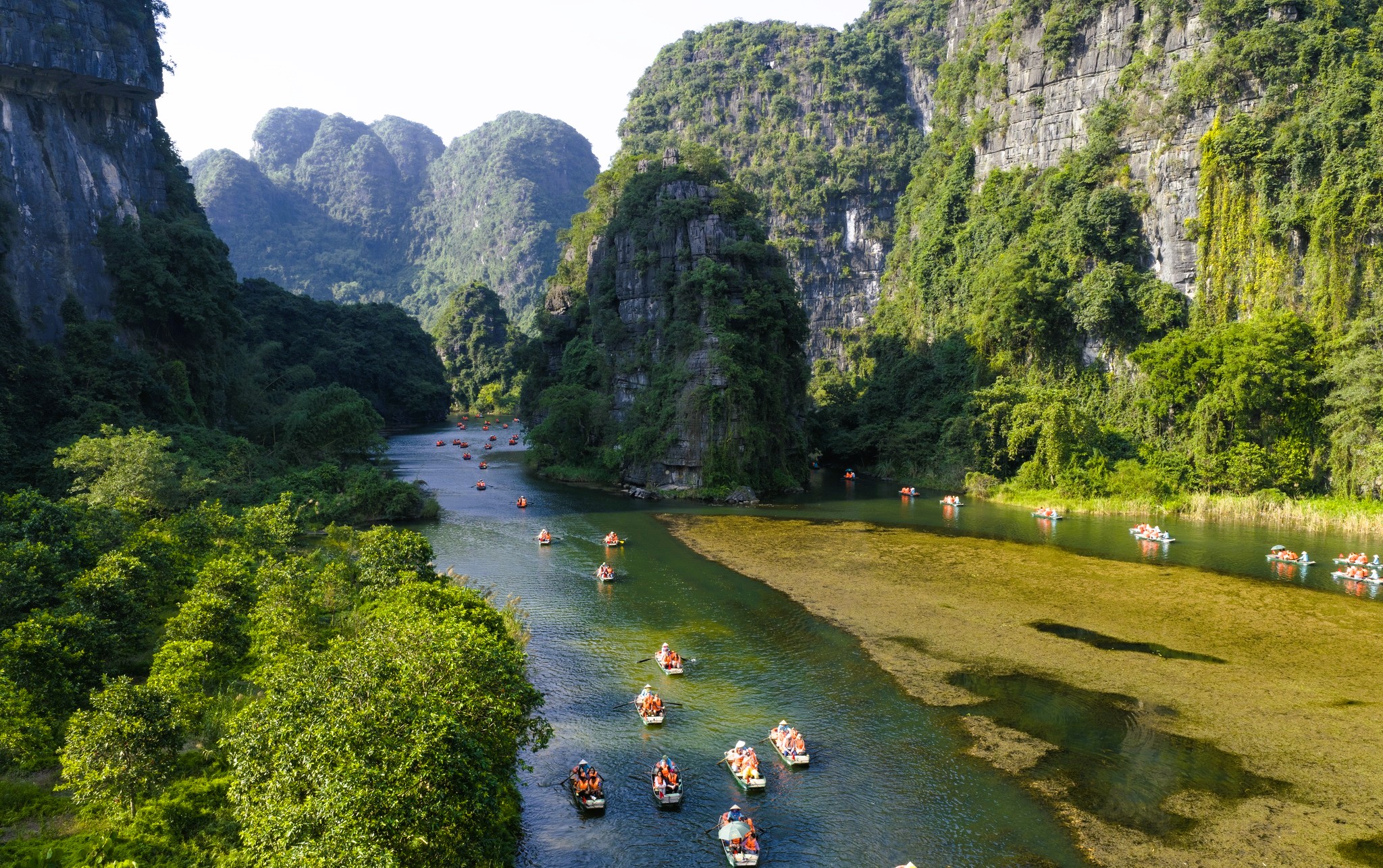 Nhiều điểm du lịch nổi tiếng ở Ninh Bình "nghỉ Tết" - Ảnh 2.