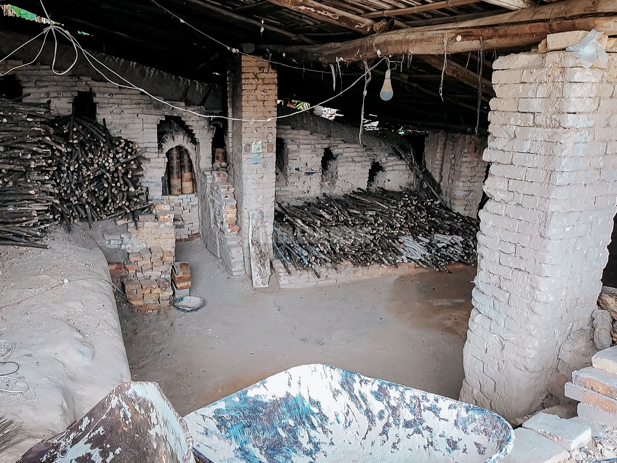 VIDEO: Những người “giữ lửa” cuối cùng ở lò chén Tân Phước Khánh - Ảnh 5.