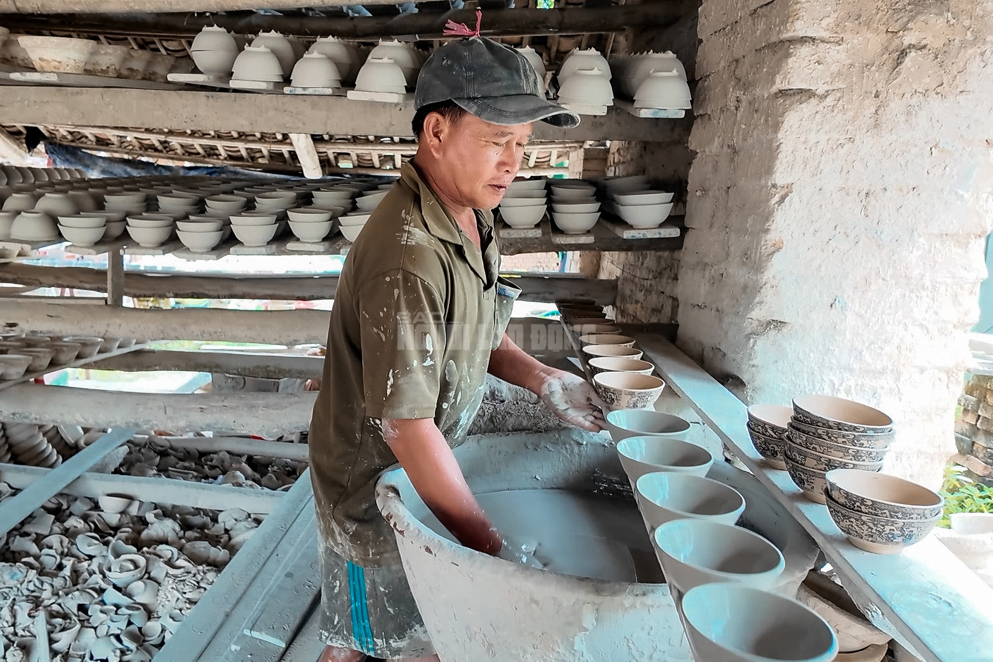 VIDEO: Những người “giữ lửa” cuối cùng ở lò chén Tân Phước Khánh - Ảnh 8.