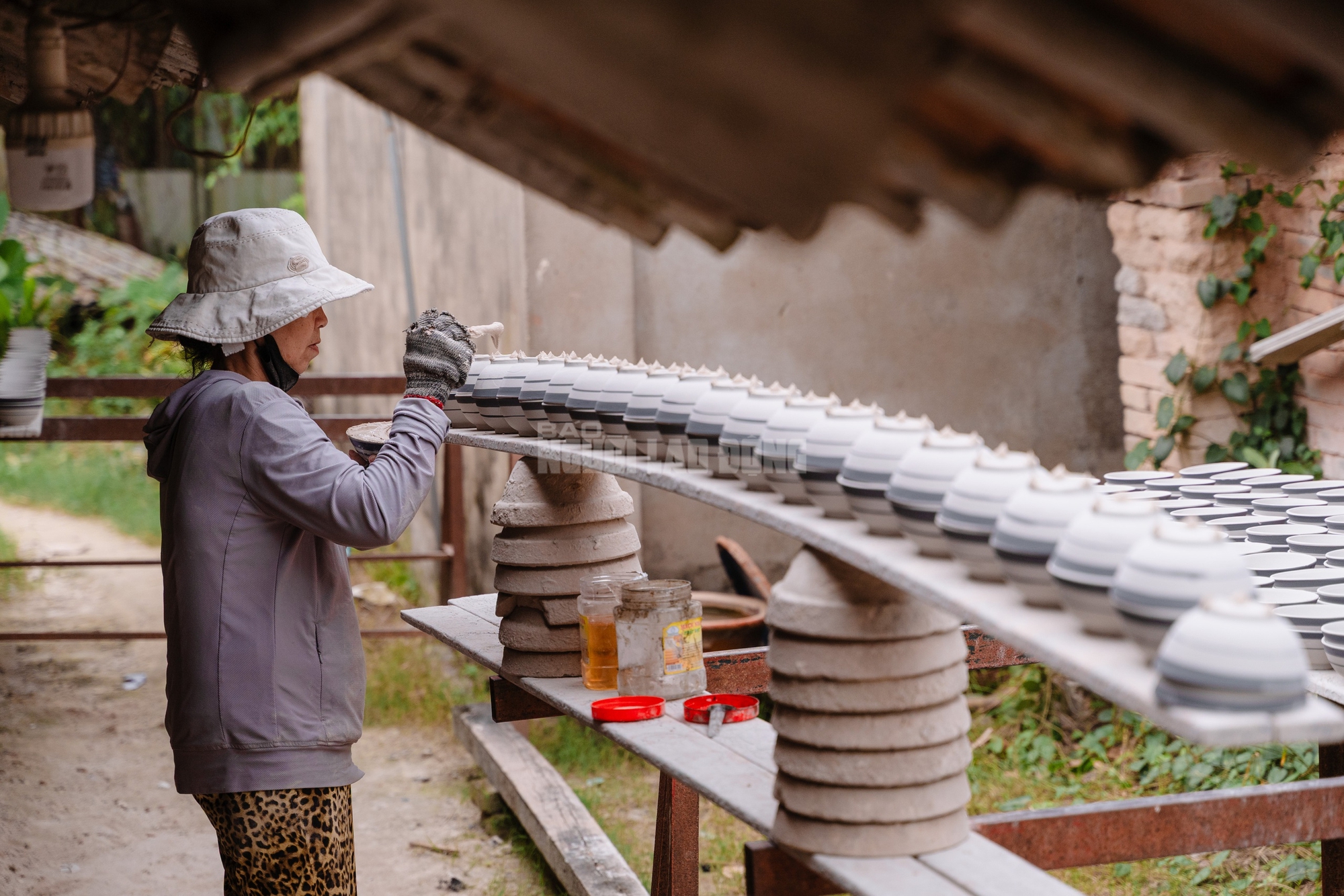 VIDEO: Những người “giữ lửa” cuối cùng ở lò chén Tân Phước Khánh - Ảnh 13.
