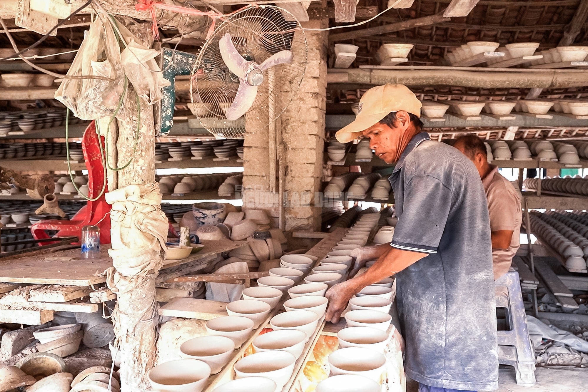 VIDEO: Những người “giữ lửa” cuối cùng ở lò chén Tân Phước Khánh - Ảnh 15.