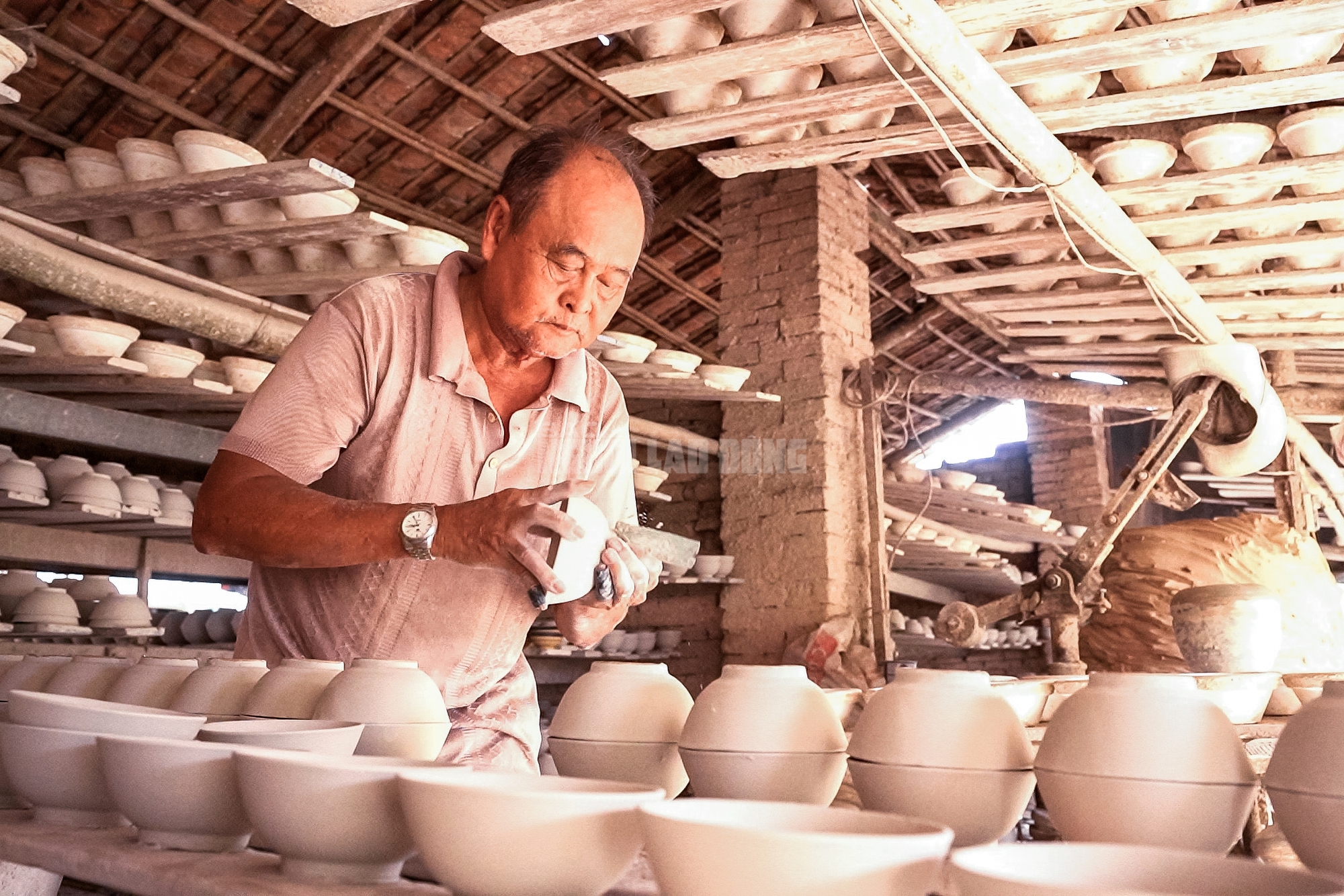 VIDEO: Những người “giữ lửa” cuối cùng ở lò chén Tân Phước Khánh - Ảnh 16.