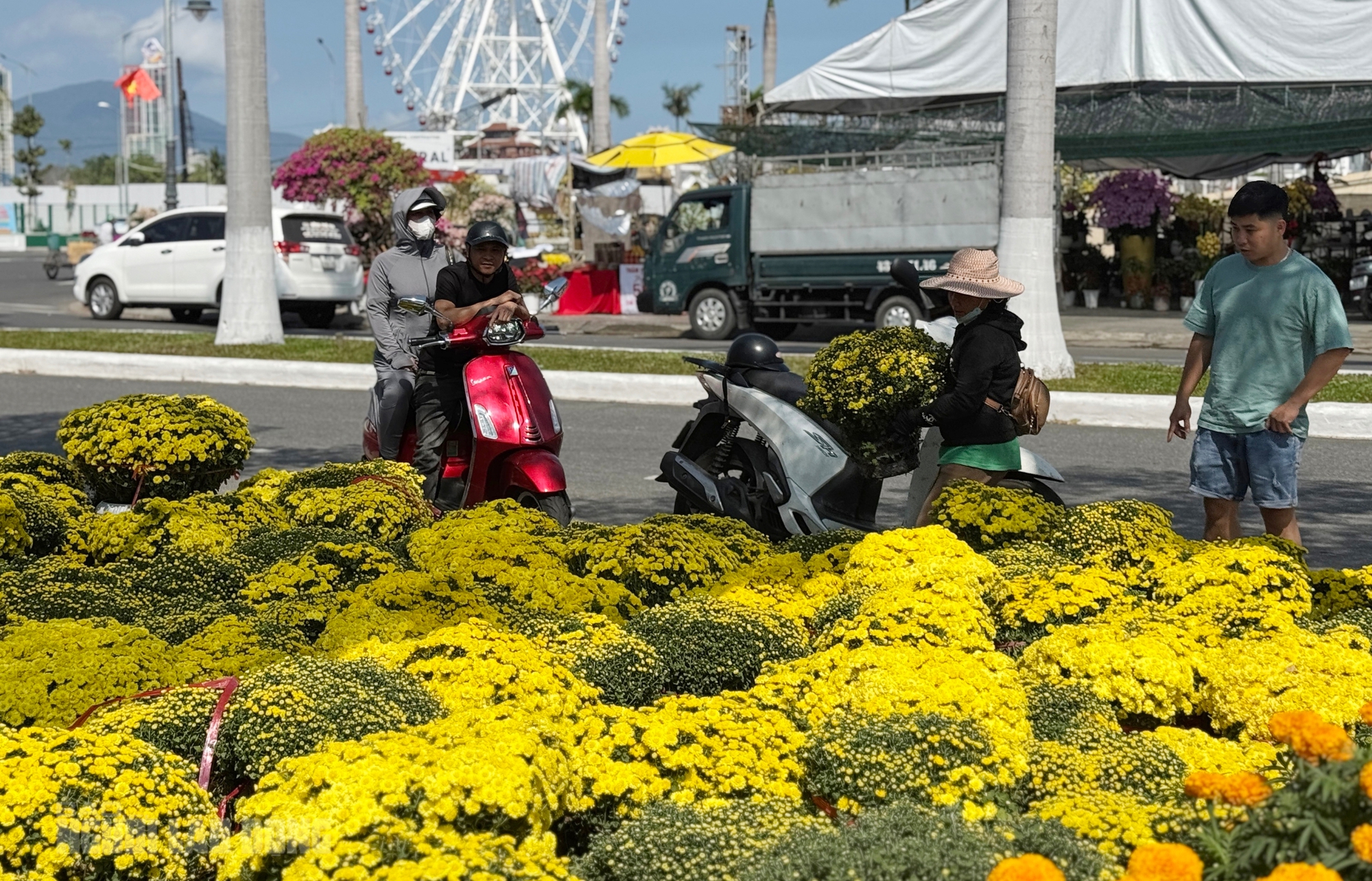 Chợ hoa Đà Nẵng ế ẩm ngày 28 Tết, tiểu thương “đứng ngồi không yên” - Ảnh 1.