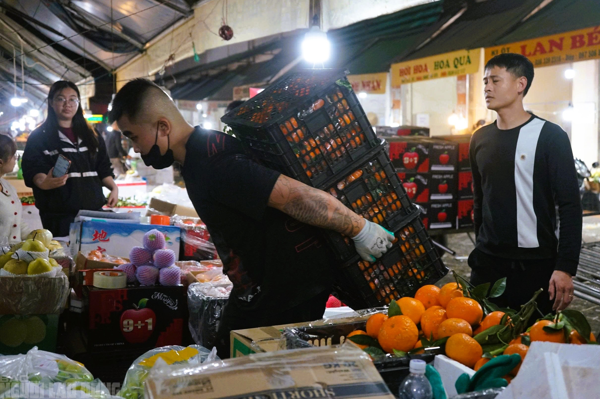 Mưu sinh xuy&ecirc;n đ&ecirc;m ở chợ đầu mối lớn nhất Thanh H&oacute;a ng&agrave;y cận Tết - Ảnh 1.