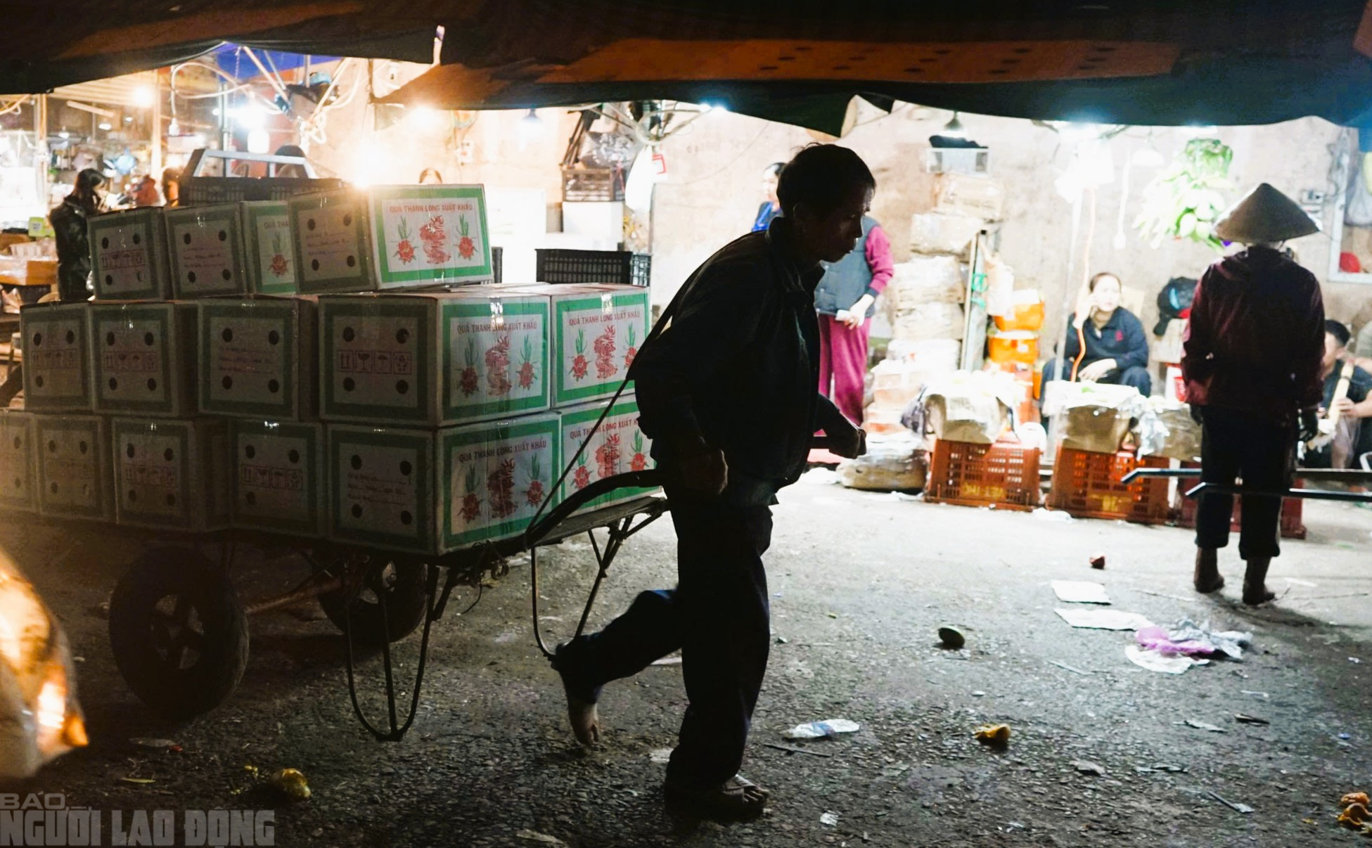 Mưu sinh xuy&ecirc;n đ&ecirc;m ở chợ đầu mối lớn nhất Thanh H&oacute;a ng&agrave;y cận Tết - Ảnh 2.