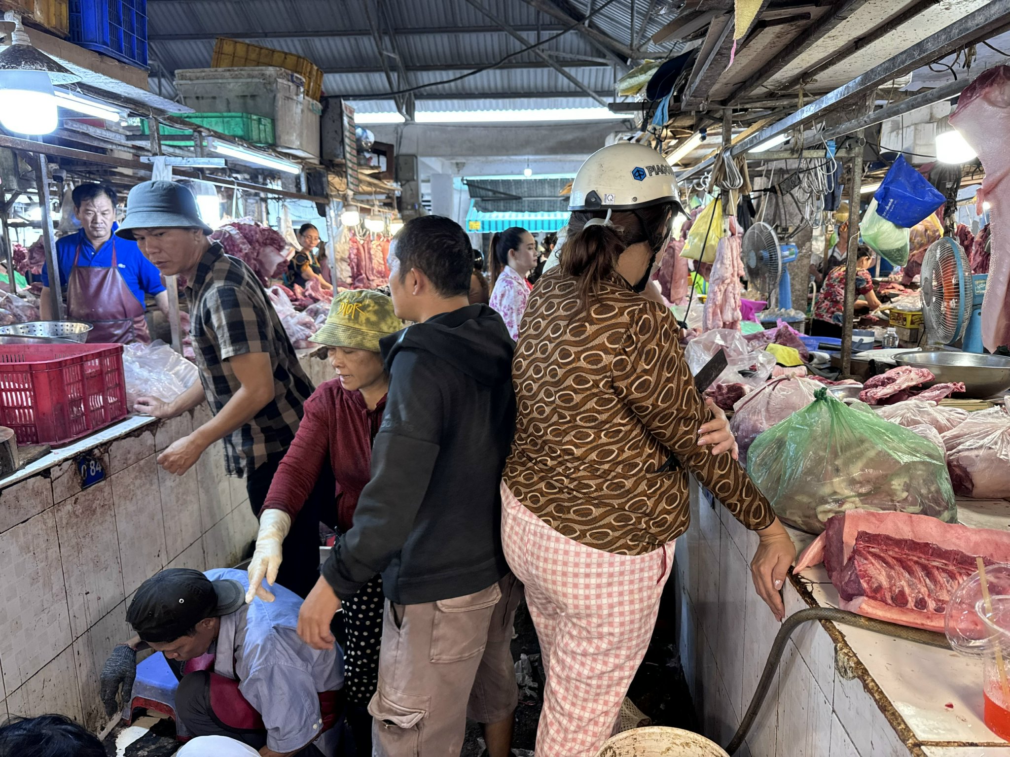 Giá heo hơi hôm nay, 15-2: Giá thịt heo bật tăng lên 300.000 đồng/kg - Ảnh 1.