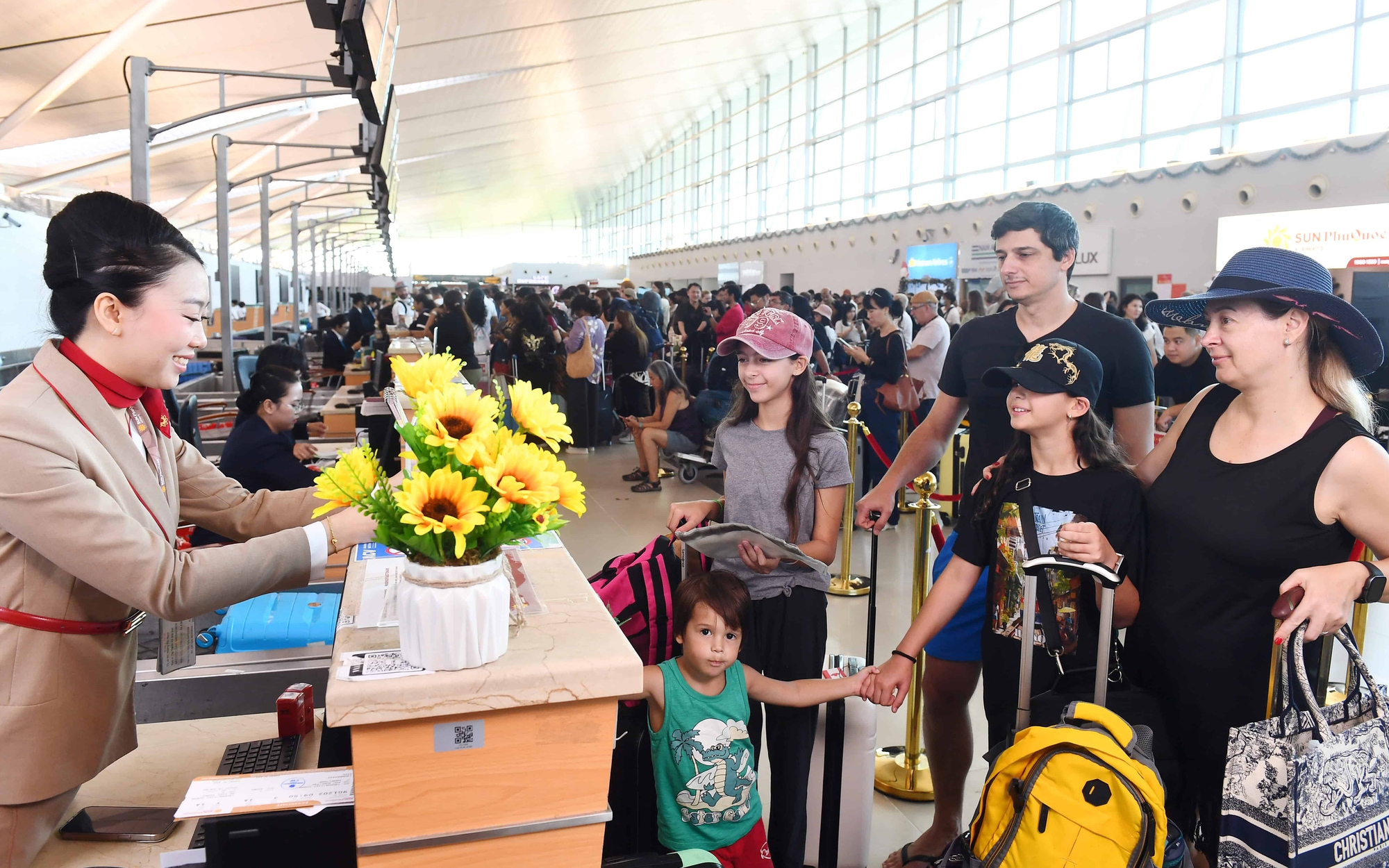 Nh&agrave; ga T2 s&acirc;n bay Ph&uacute; Quốc đ&atilde; thi c&ocirc;ng đến phần m&aacute;i - Ảnh 2.