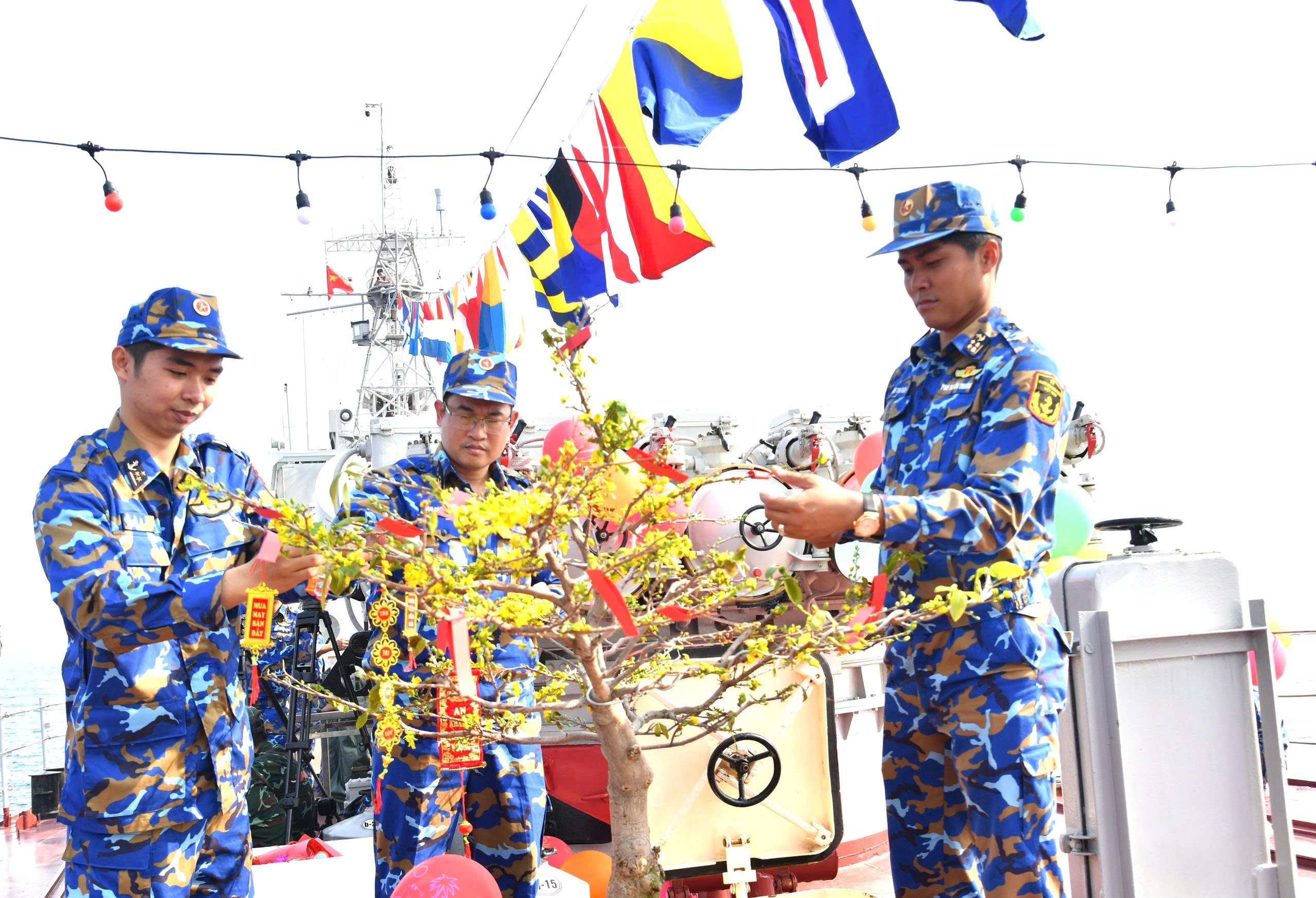 Sắc xuân trên boong tàu giữa Ấn Độ Dương - Ảnh 1.