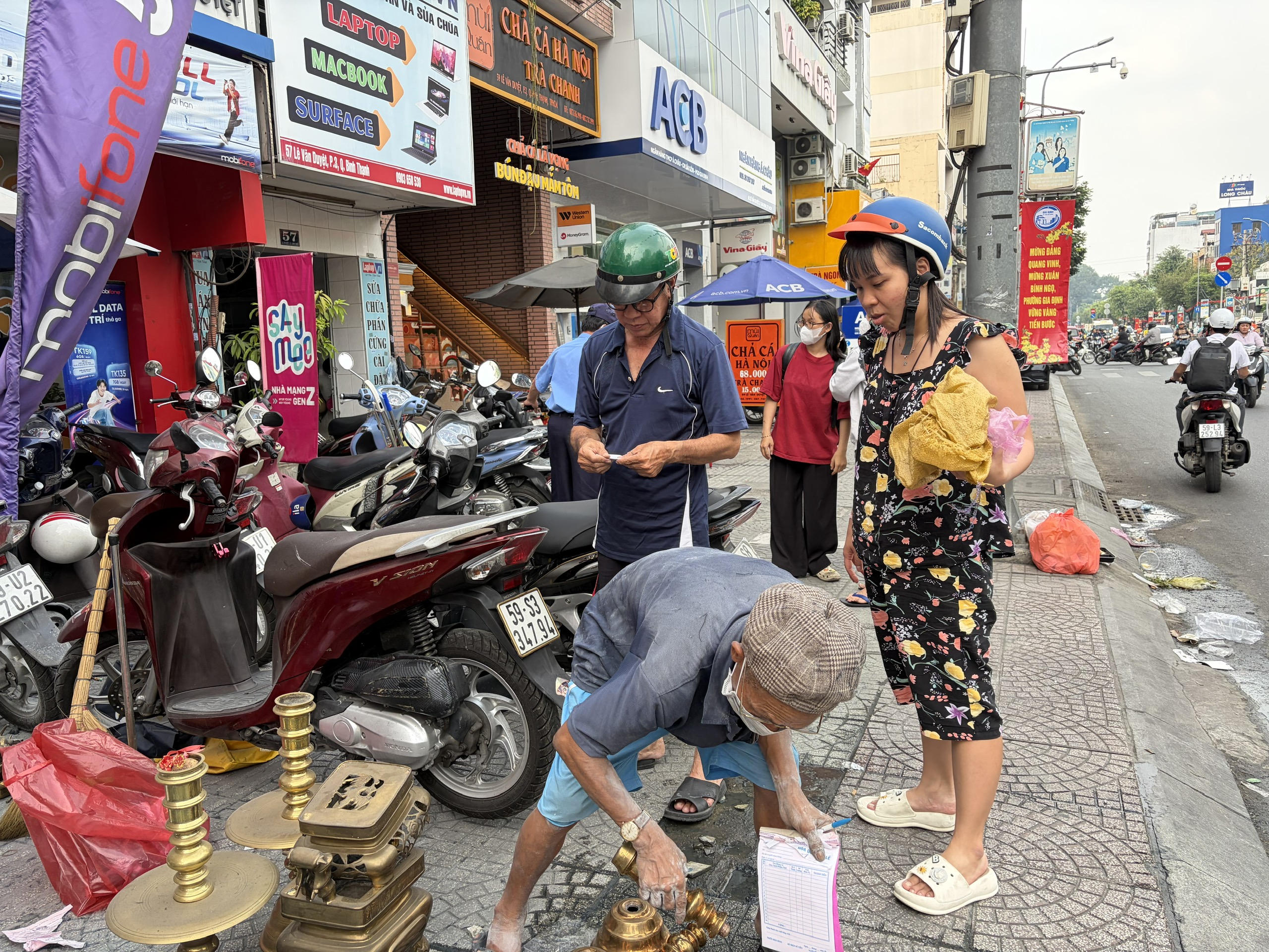 Gh&eacute; "điểm hẹn" lư đồng hơn 30 m&ugrave;a b&aacute;nh t&eacute;t - Ảnh 2.