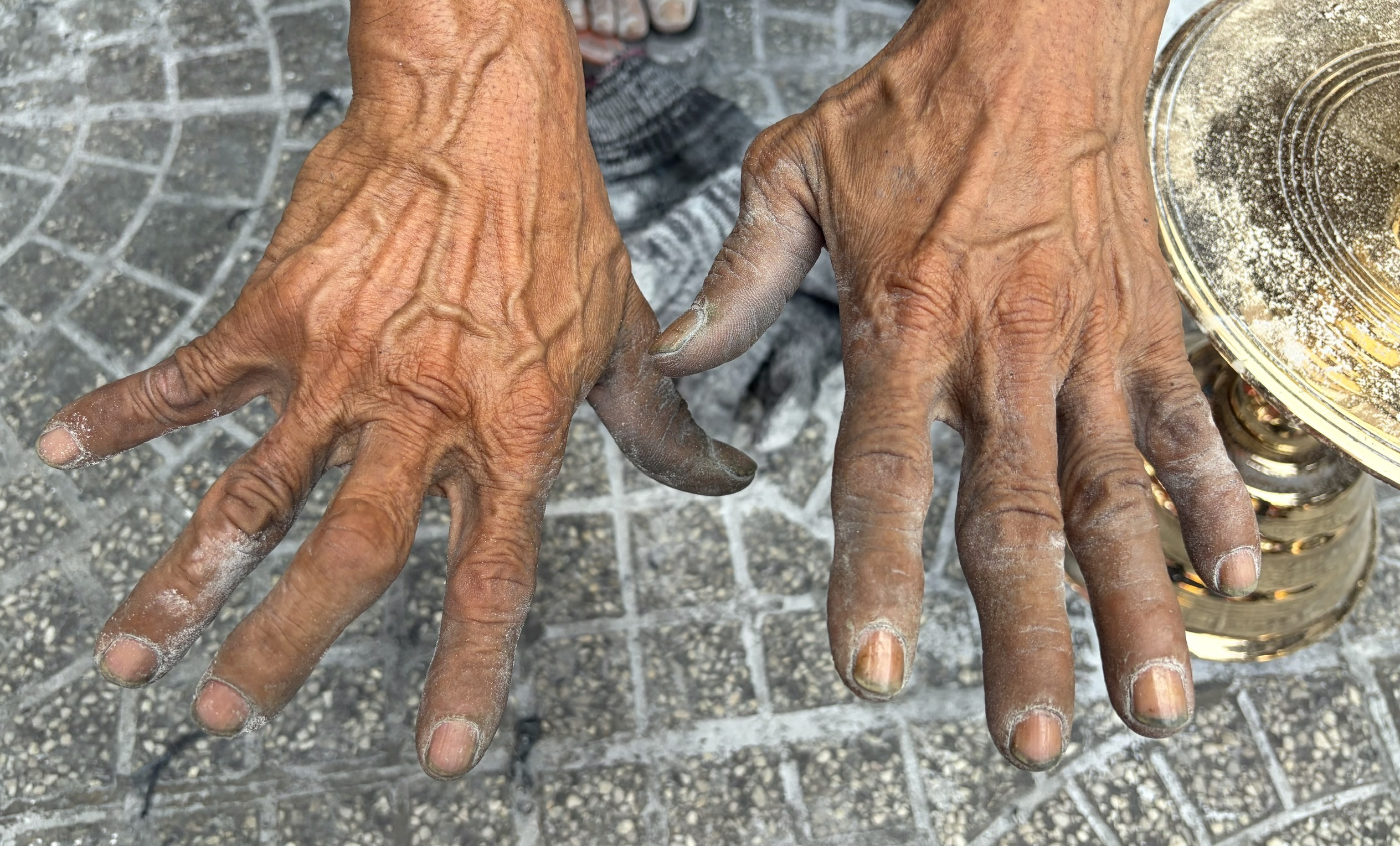 Gh&eacute; "điểm hẹn" lư đồng hơn 30 m&ugrave;a b&aacute;nh t&eacute;t - Ảnh 8.