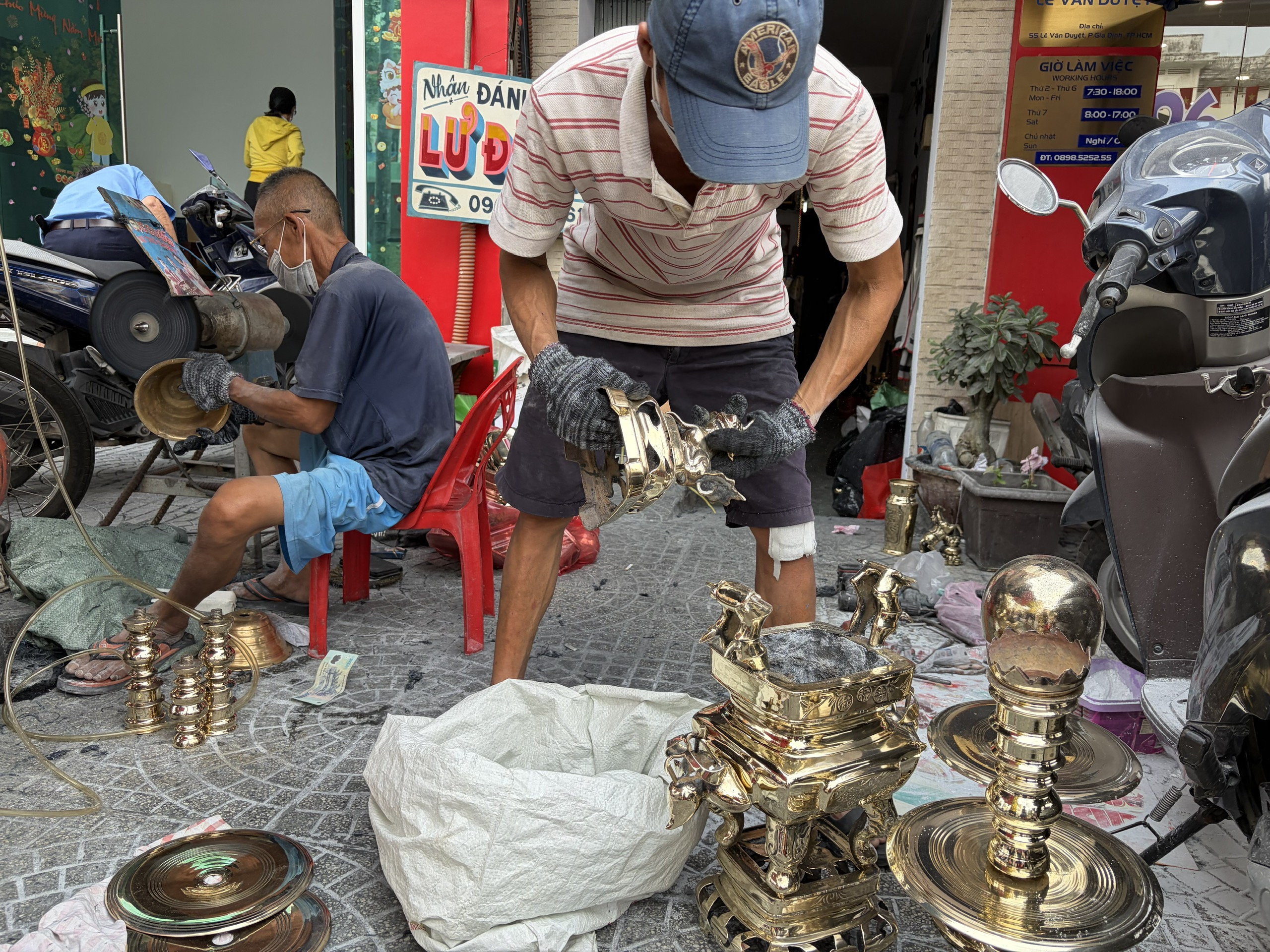 Gh&eacute; "điểm hẹn" lư đồng hơn 30 m&ugrave;a b&aacute;nh t&eacute;t - Ảnh 11.