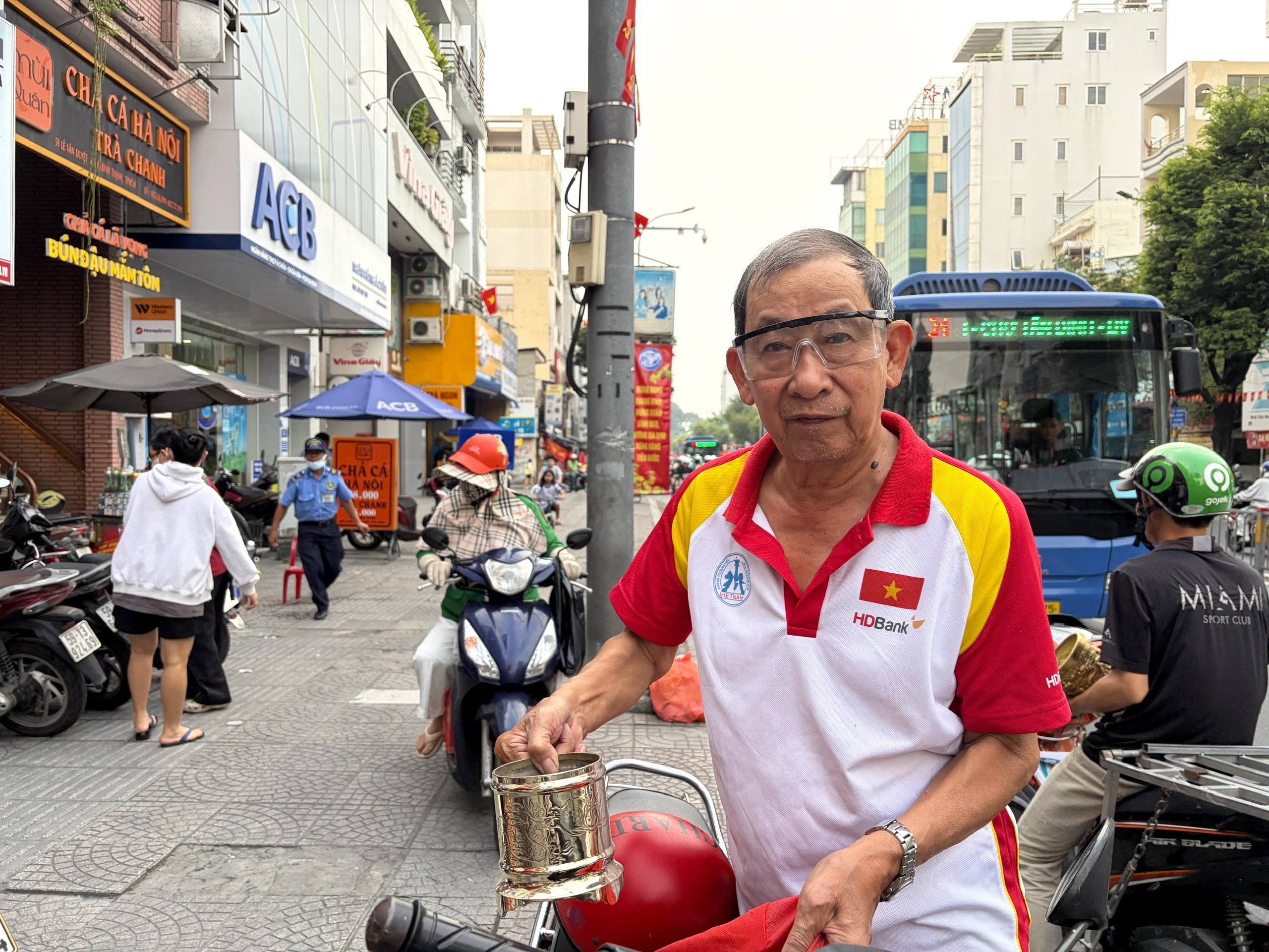 Gh&eacute; "điểm hẹn" lư đồng hơn 30 m&ugrave;a b&aacute;nh t&eacute;t - Ảnh 6.