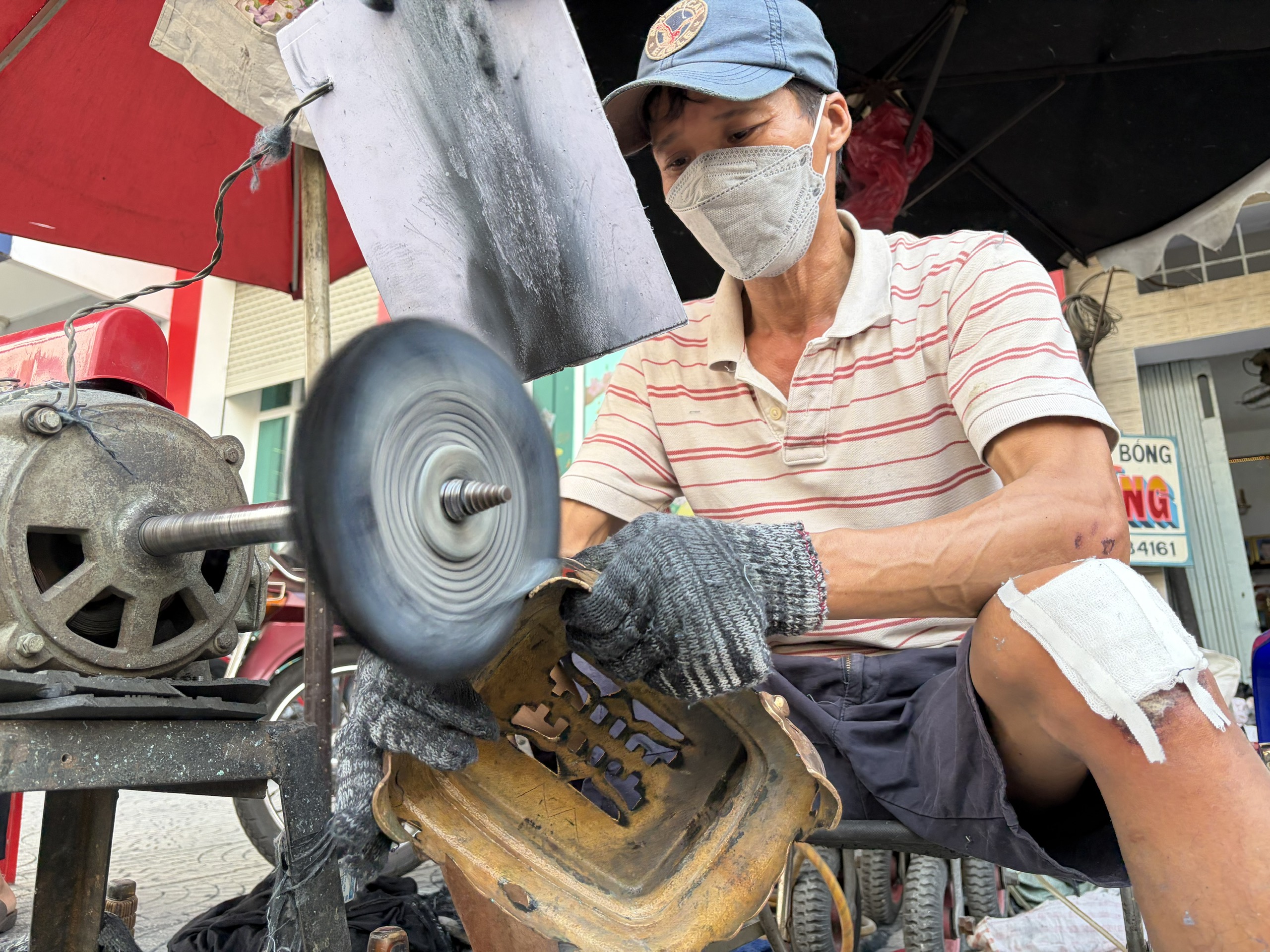 Gh&eacute; "điểm hẹn" lư đồng hơn 30 m&ugrave;a b&aacute;nh t&eacute;t - Ảnh 9.