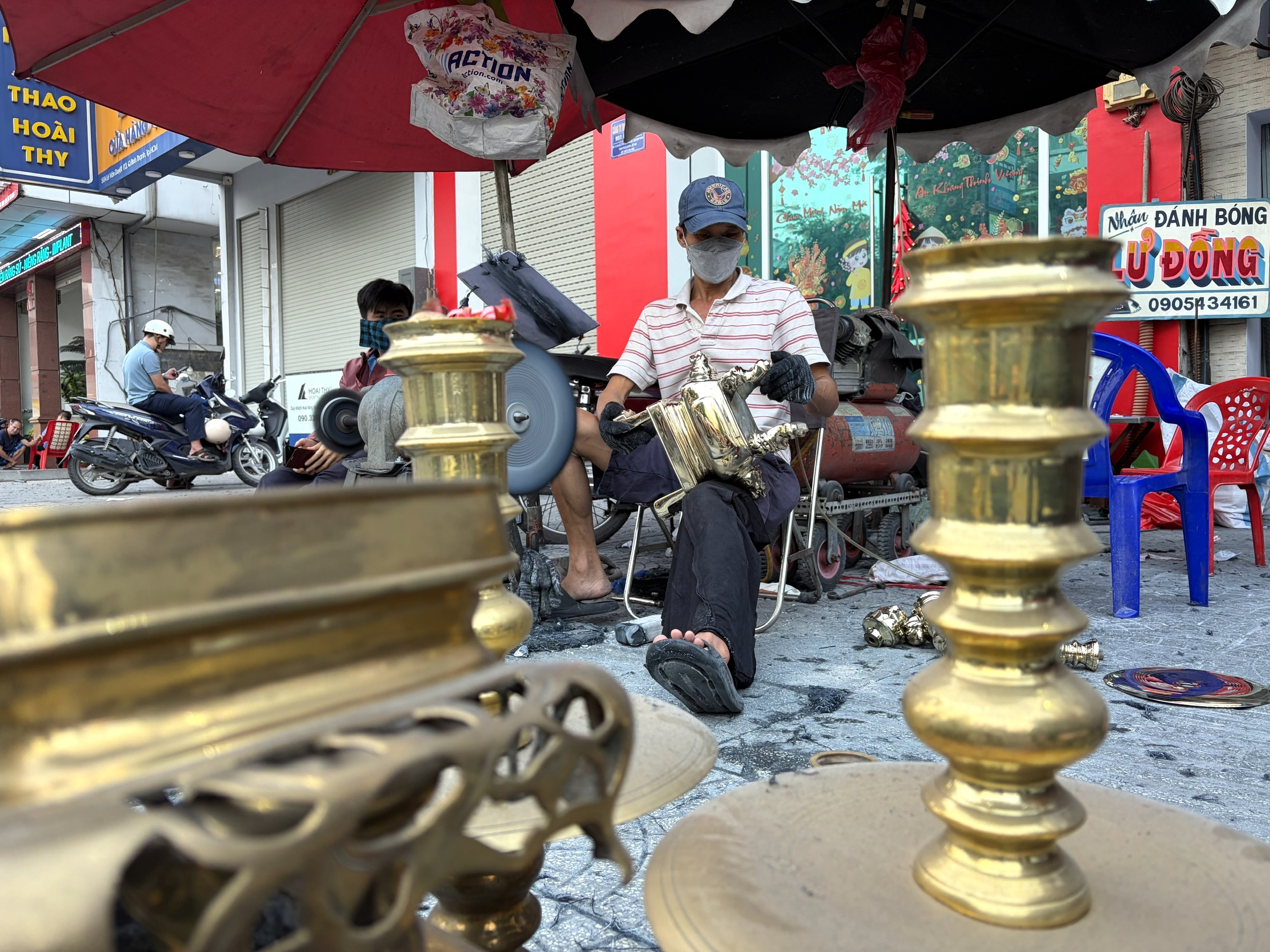 Gh&eacute; "điểm hẹn" lư đồng hơn 30 m&ugrave;a b&aacute;nh t&eacute;t - Ảnh 13.