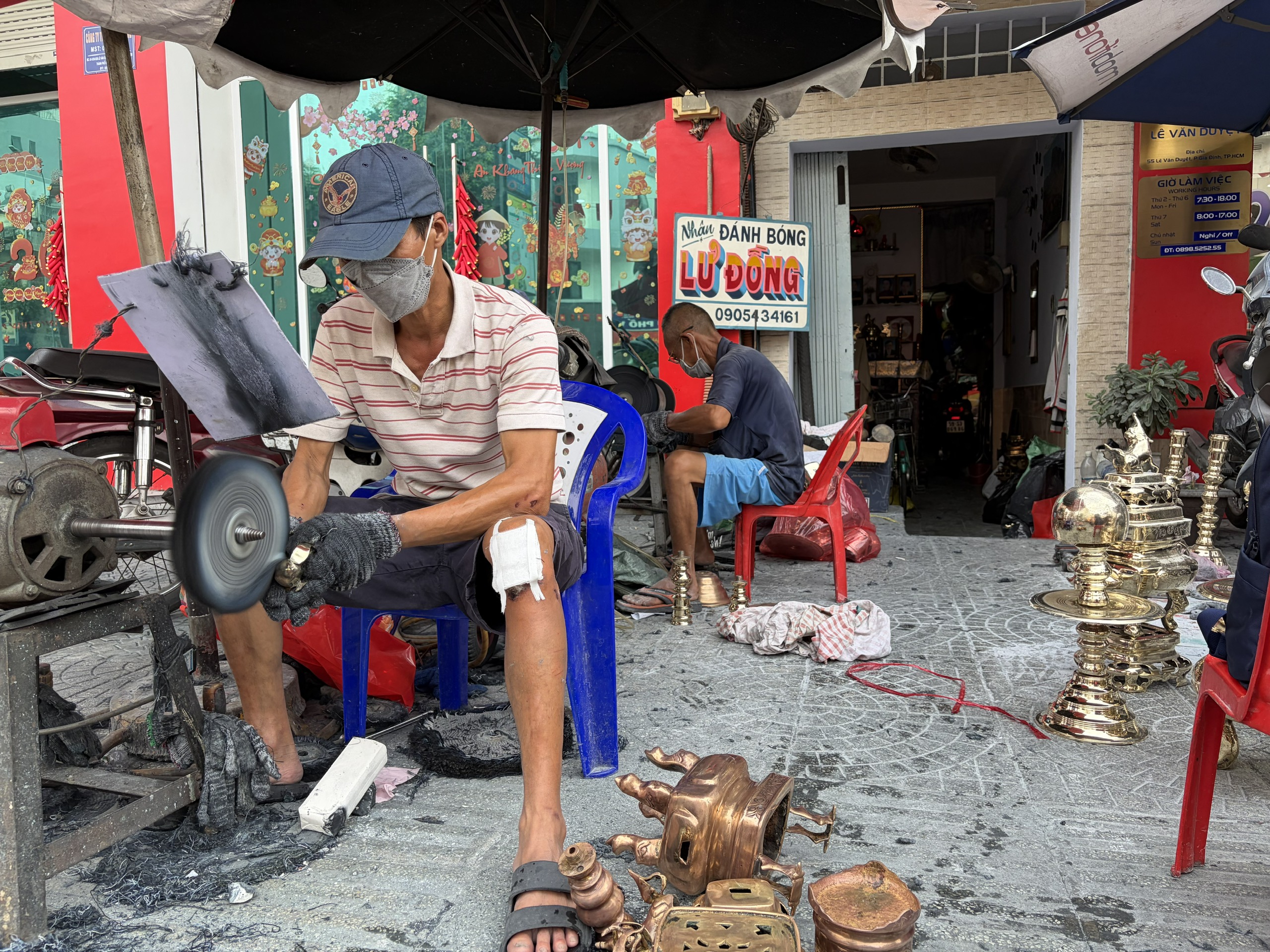 Gh&eacute; "điểm hẹn" lư đồng hơn 30 m&ugrave;a b&aacute;nh t&eacute;t - Ảnh 1.