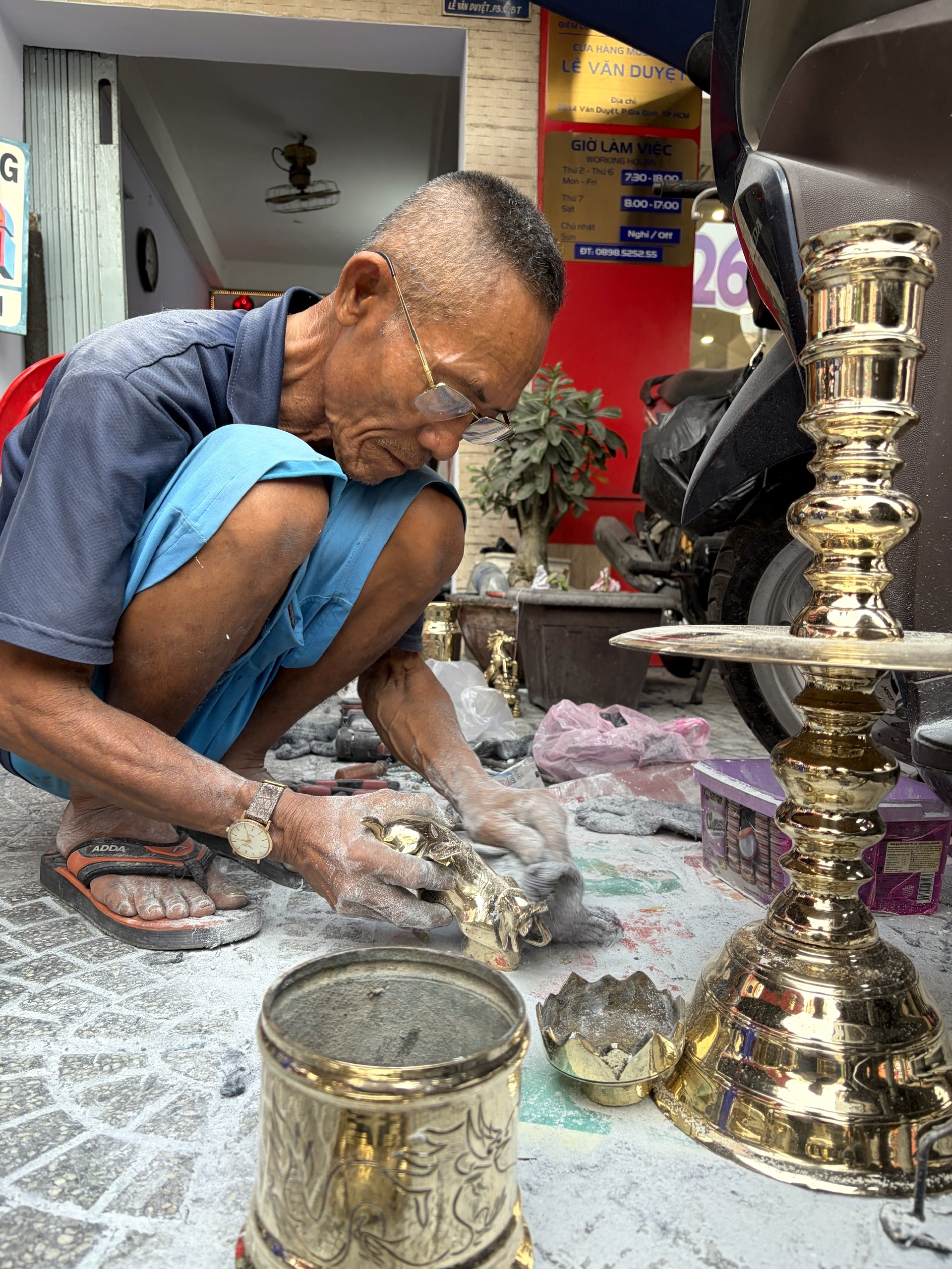 Gh&eacute; "điểm hẹn" lư đồng hơn 30 m&ugrave;a b&aacute;nh t&eacute;t - Ảnh 10.