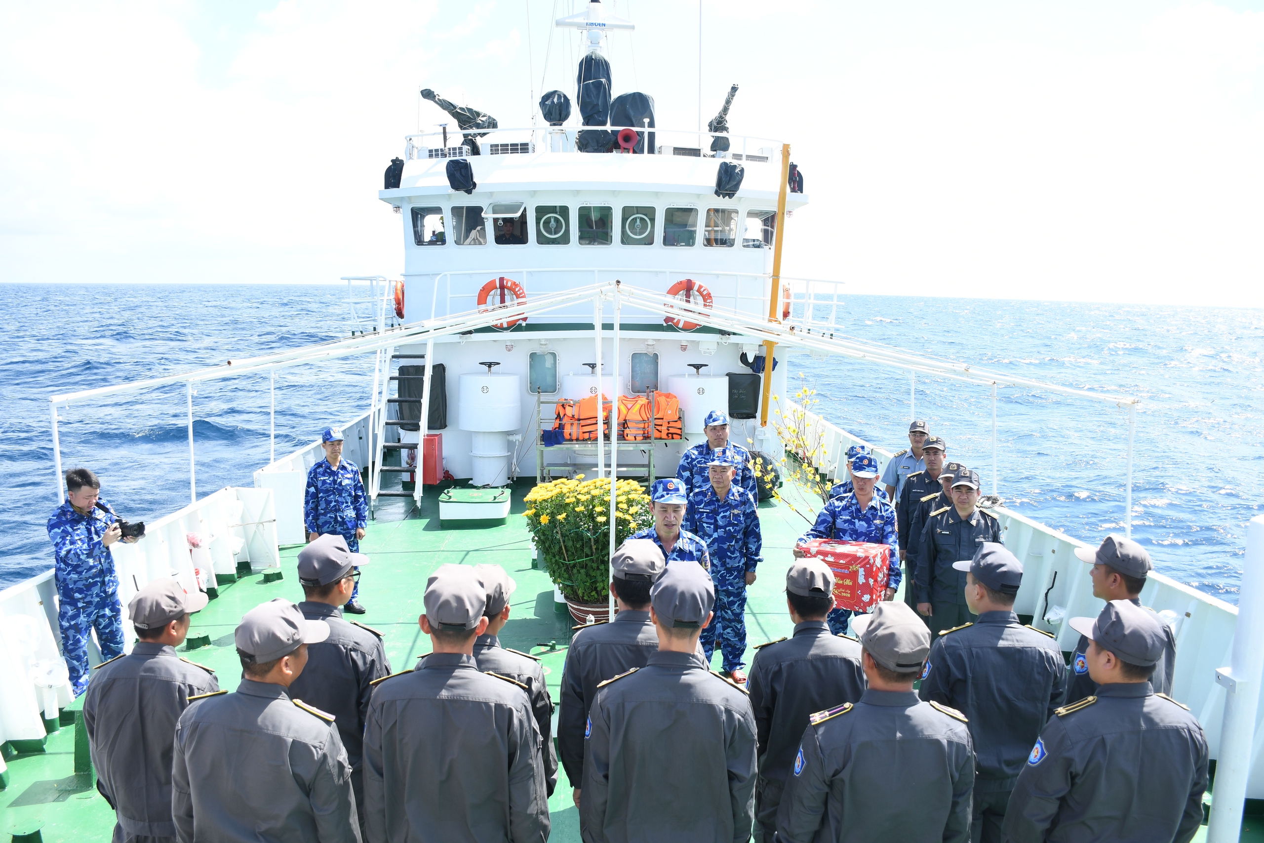 Mang Tết ra Trường Sa - Ảnh 2.