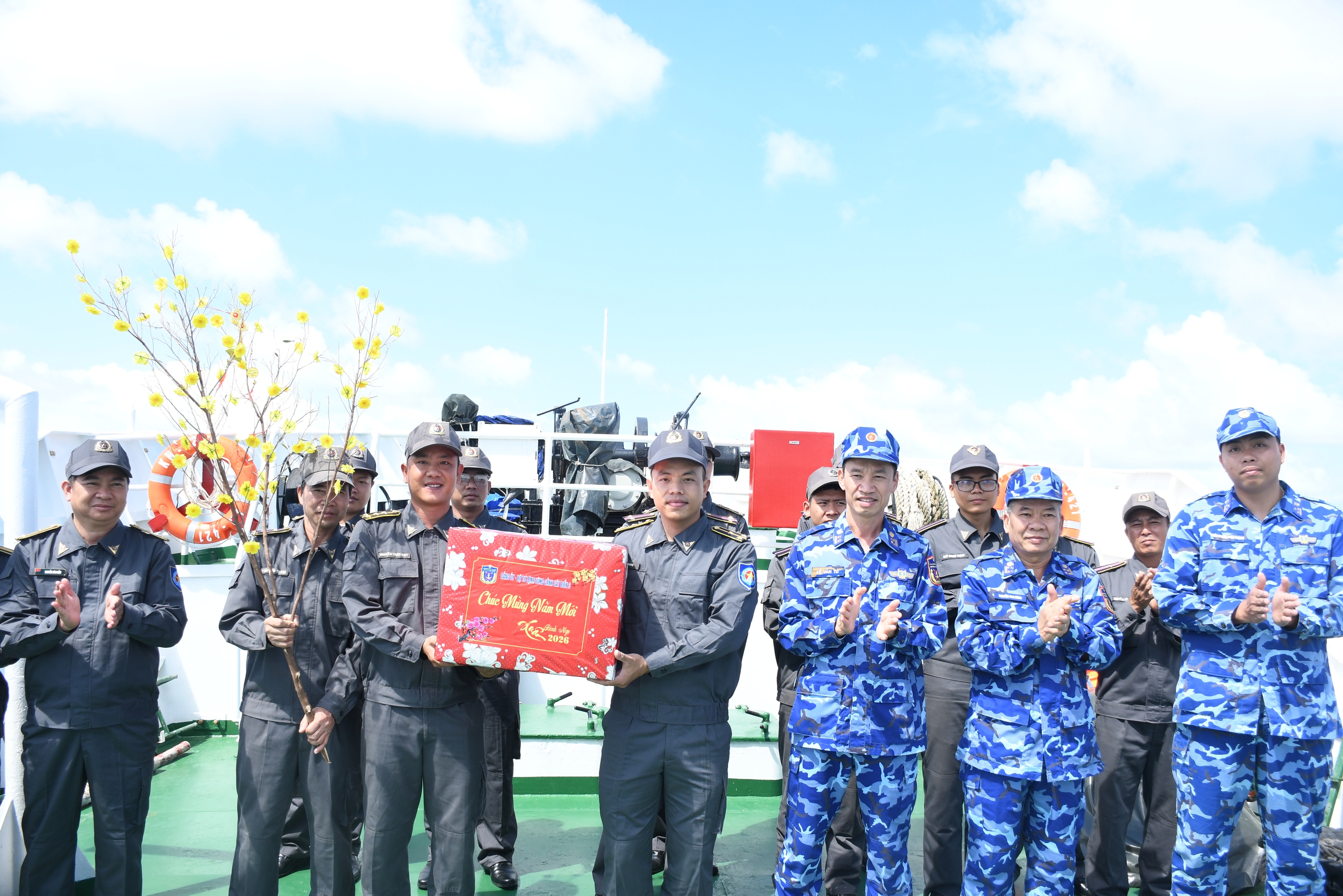 Mang Tết ra Trường Sa 2026: T&igrave;nh h&igrave;nh v&agrave; nhiệm vụ của chiến sĩ tr&ecirc;n biển - Ảnh 10.