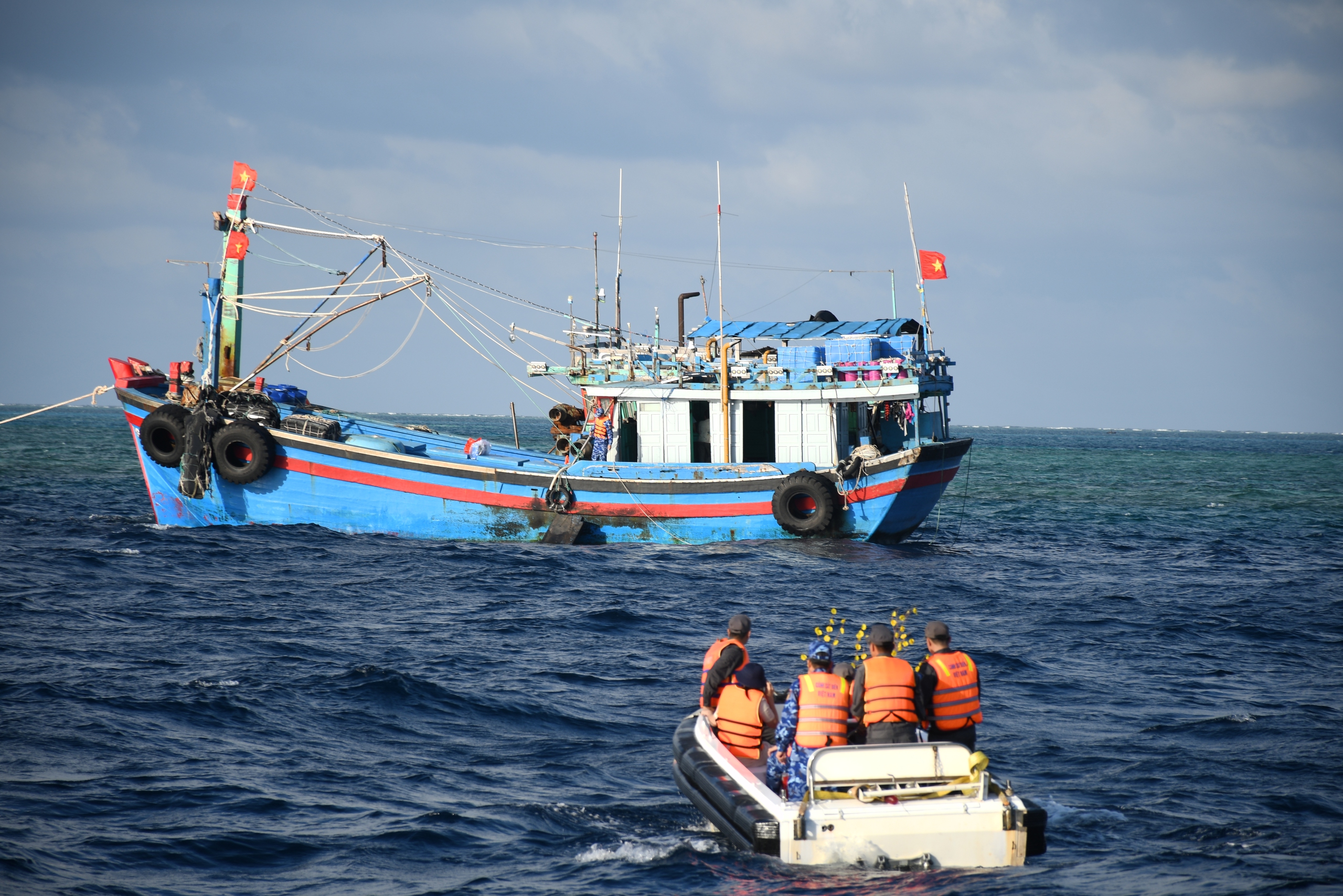 Mang Tết ra Trường Sa 2026: T&igrave;nh h&igrave;nh v&agrave; nhiệm vụ của chiến sĩ tr&ecirc;n biển - Ảnh 3.