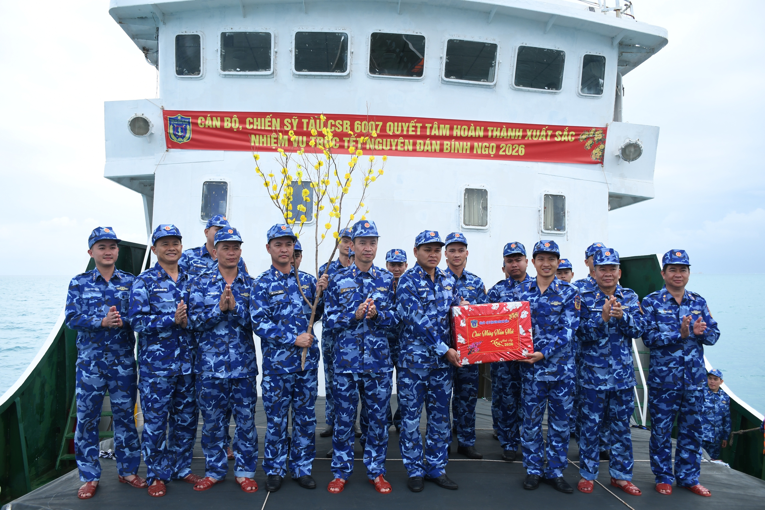 Mang Tết ra Trường Sa 2026: T&igrave;nh h&igrave;nh v&agrave; nhiệm vụ của chiến sĩ tr&ecirc;n biển - Ảnh 15.