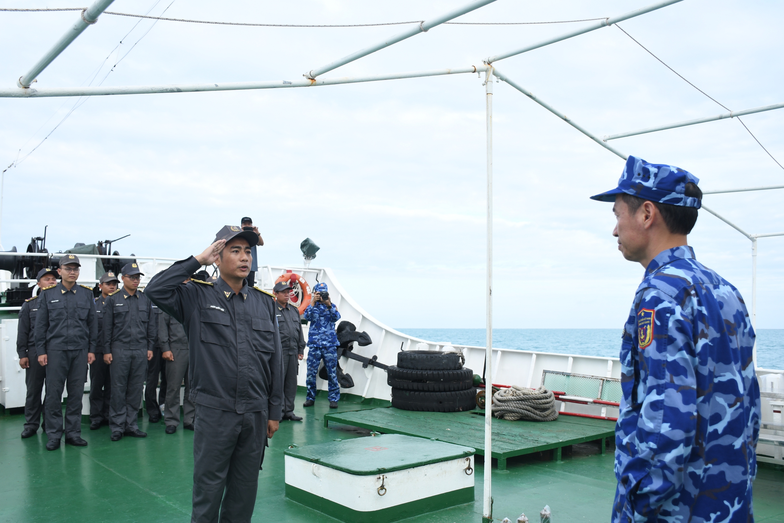 Mang Tết ra Trường Sa 2026: T&igrave;nh h&igrave;nh v&agrave; nhiệm vụ của chiến sĩ tr&ecirc;n biển - Ảnh 17.