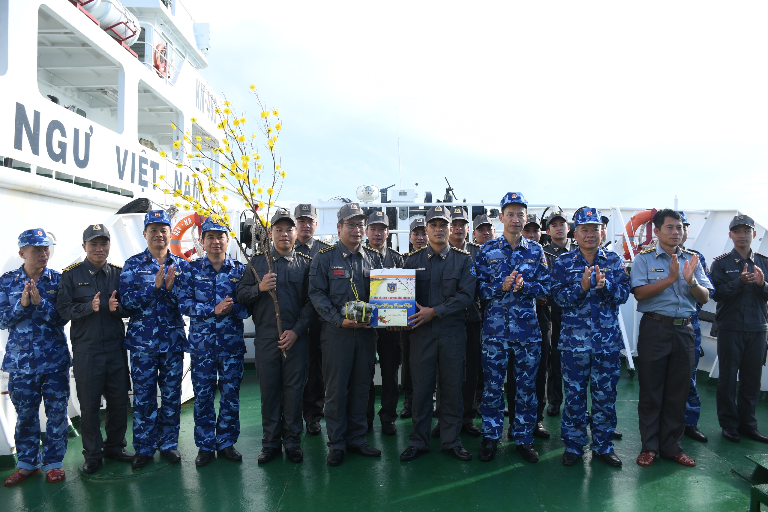 Mang Tết ra Trường Sa 2026: T&igrave;nh h&igrave;nh v&agrave; nhiệm vụ của chiến sĩ tr&ecirc;n biển - Ảnh 18.