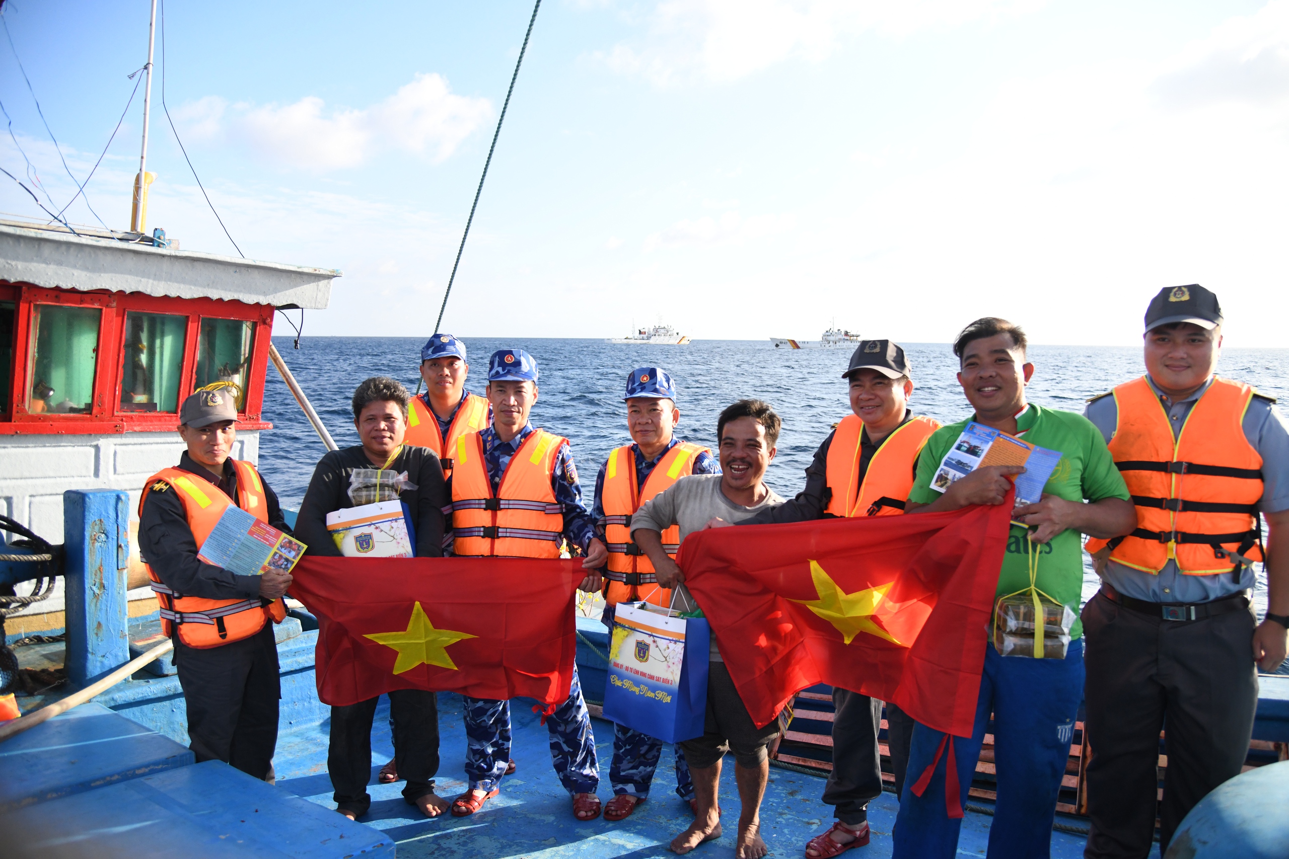 Mang Tết ra Trường Sa 2026: T&igrave;nh h&igrave;nh v&agrave; nhiệm vụ của chiến sĩ tr&ecirc;n biển - Ảnh 5.