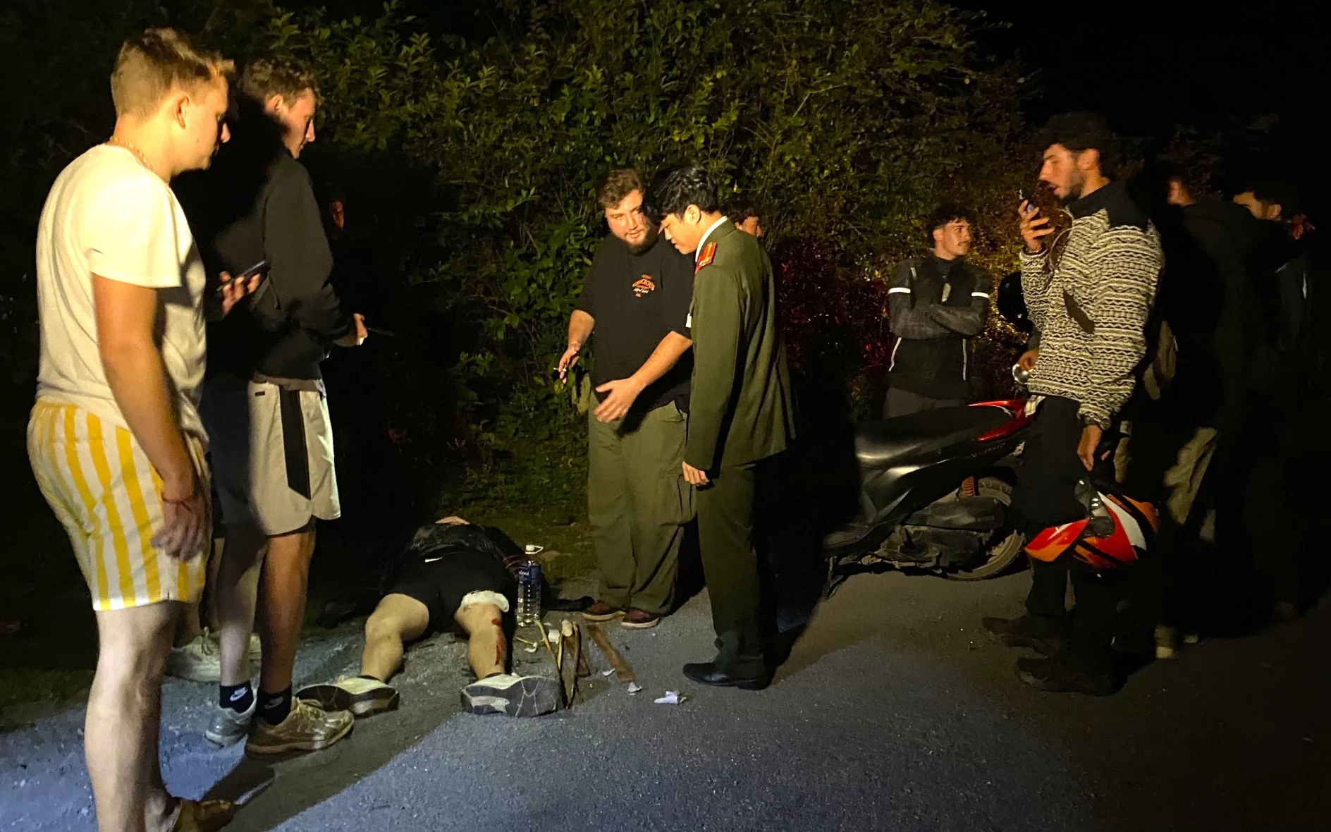 Gi&uacute;p d&acirc;n giữa đường xu&acirc;n, c&aacute;n bộ c&ocirc;ng an x&atilde; ở Gia Lai được cộng đồng khen ngợi - Ảnh 2.