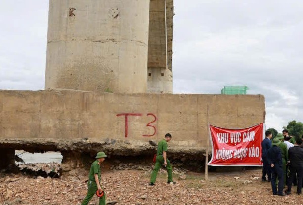 Bắc cầu phao qua sông Lô, đảm bảo giao thông trước Tết - Ảnh 1.