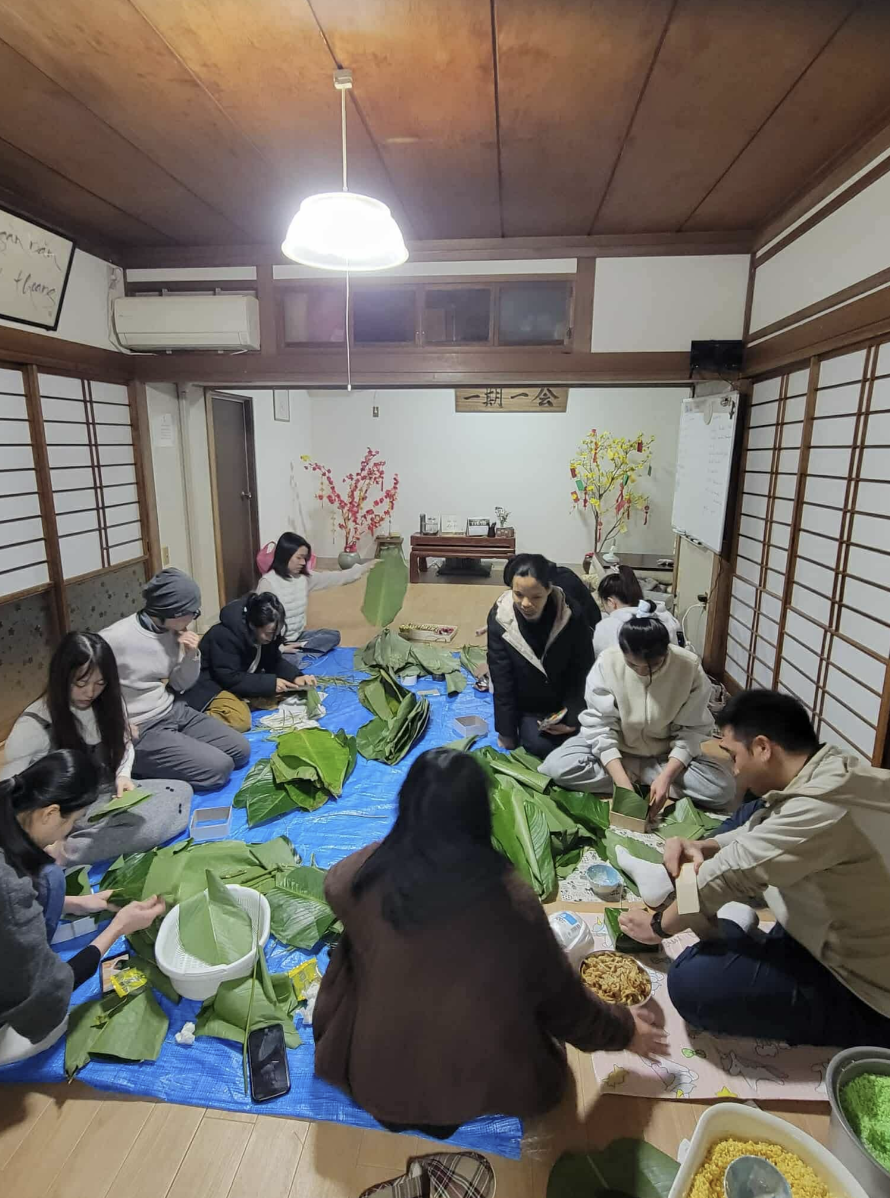 Người Việt đ&oacute;n Tết 2026: Vui sum vầy, lo thắt chặt chi ti&ecirc;u - Ảnh 3.