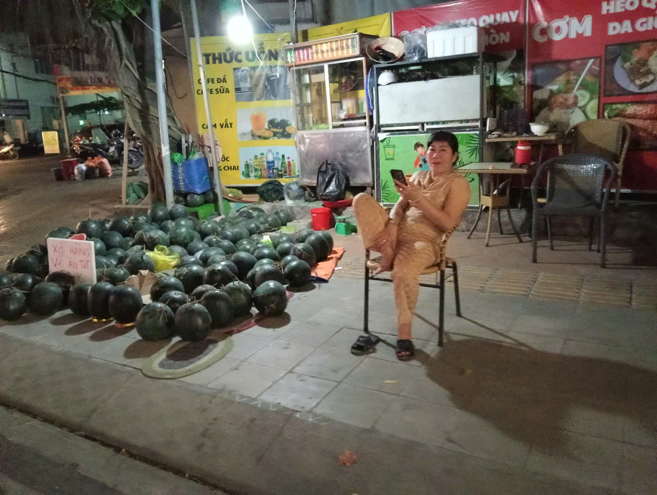 Dưa hấu Cần Thơ giảm giá kỷ lục 8 . 000 Đồng / kg trước Tết Nguyên đán 2026 - Ảnh 1. Dưa hấu Cần Thơ giảm giá kỷ lục 8 . 000 Đồng / kg trước Tết Nguyên đán 2026 - Ảnh 1.