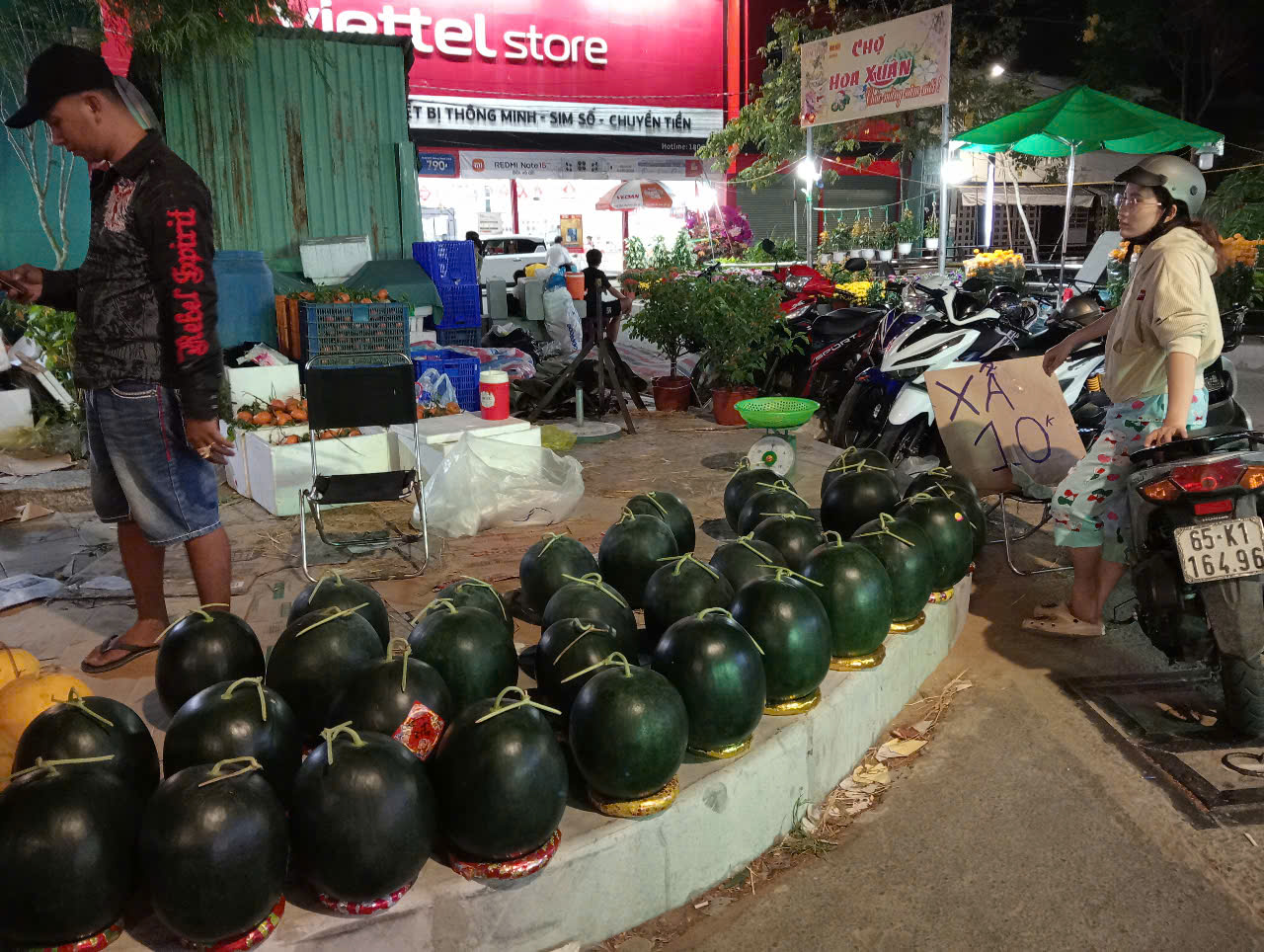 Dưa hấu Cần Thơ giảm giá kỷ lục 8 . 000 Đồng / kg trước Tết Nguyên đán 2026 - Ảnh 3. Dưa hấu Cần Thơ giảm giá kỷ lục 8 . 000 Đồng / kg trước Tết Nguyên đán 2026 - Ảnh 3.