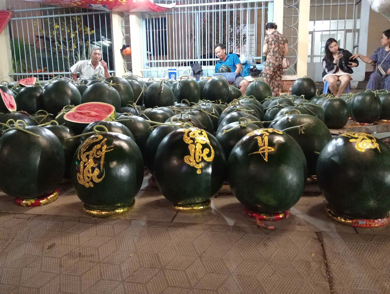Dưa hấu Cần Thơ giảm giá kỷ lục 8 . 000 Đồng / kg trước Tết Nguyên đán 2026 - Ảnh 6. Dưa hấu Cần Thơ giảm giá kỷ lục 8 . 000 Đồng / kg trước Tết Nguyên đán 2026 - Ảnh 6.