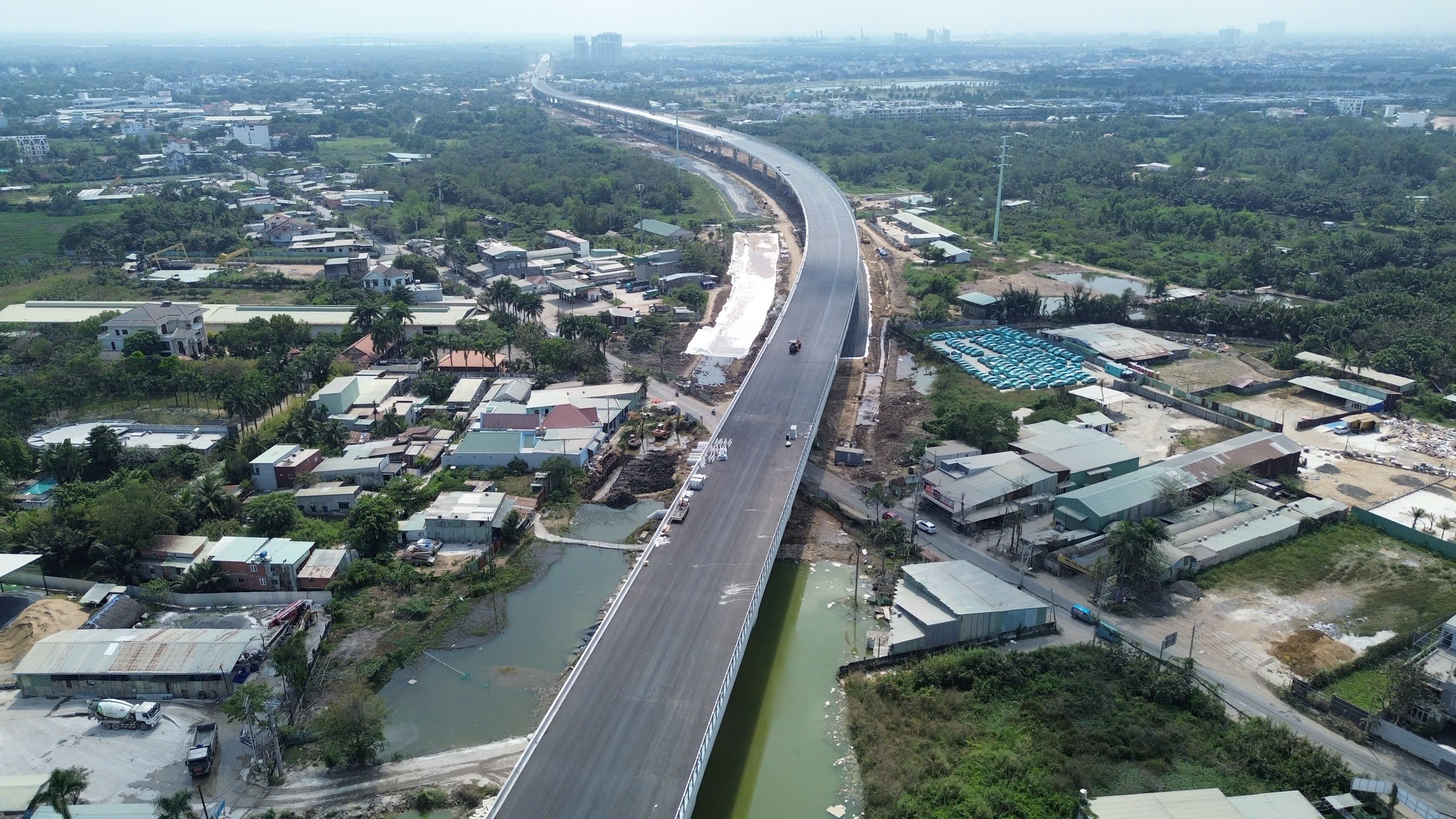 Xu&acirc;n về tr&ecirc;n c&ocirc;ng trường đường V&agrave;nh đai 3 TPHCM - Ảnh 8.