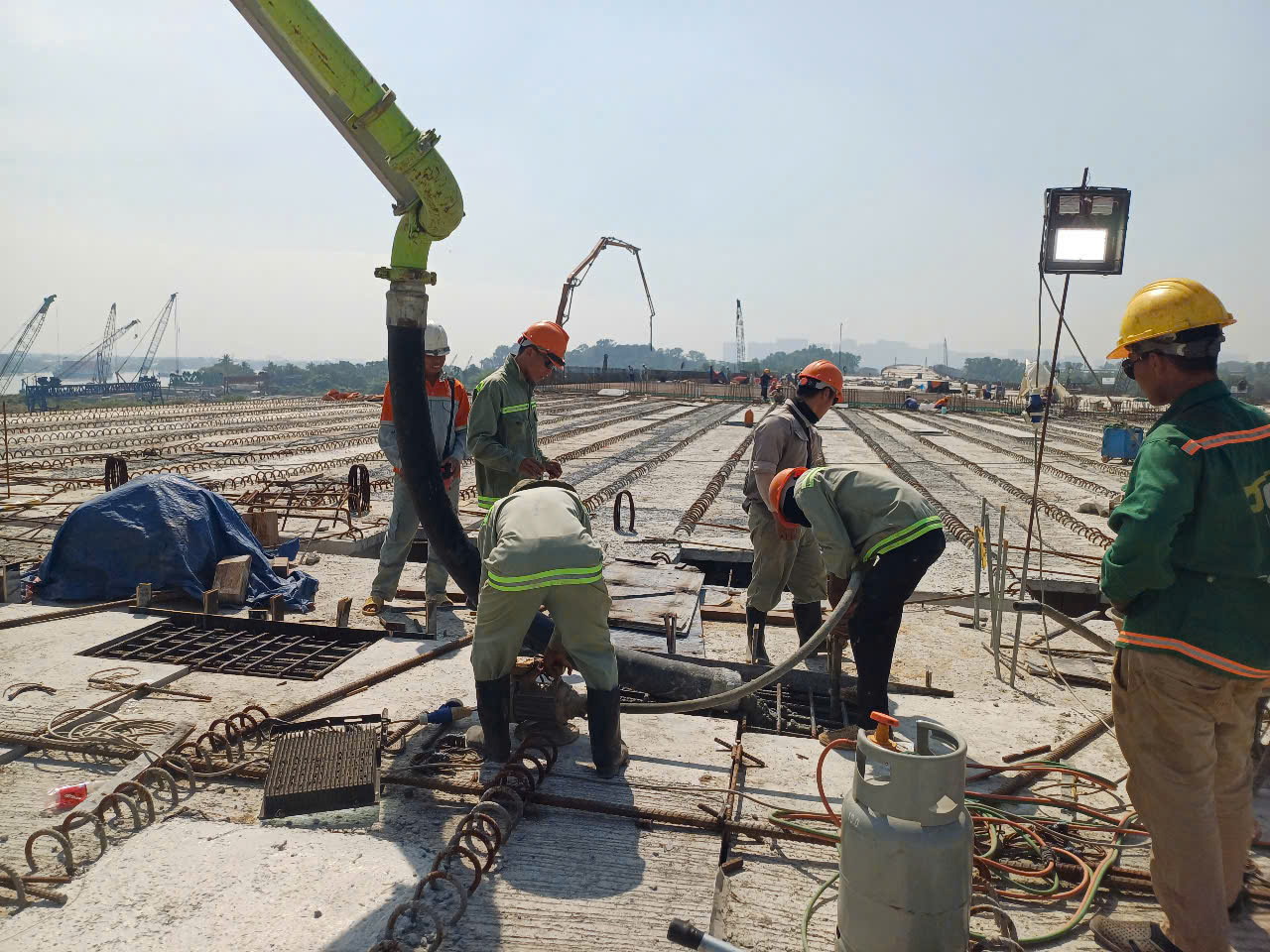 Xu&acirc;n về tr&ecirc;n c&ocirc;ng trường đường V&agrave;nh đai 3 TPHCM - Ảnh 7.