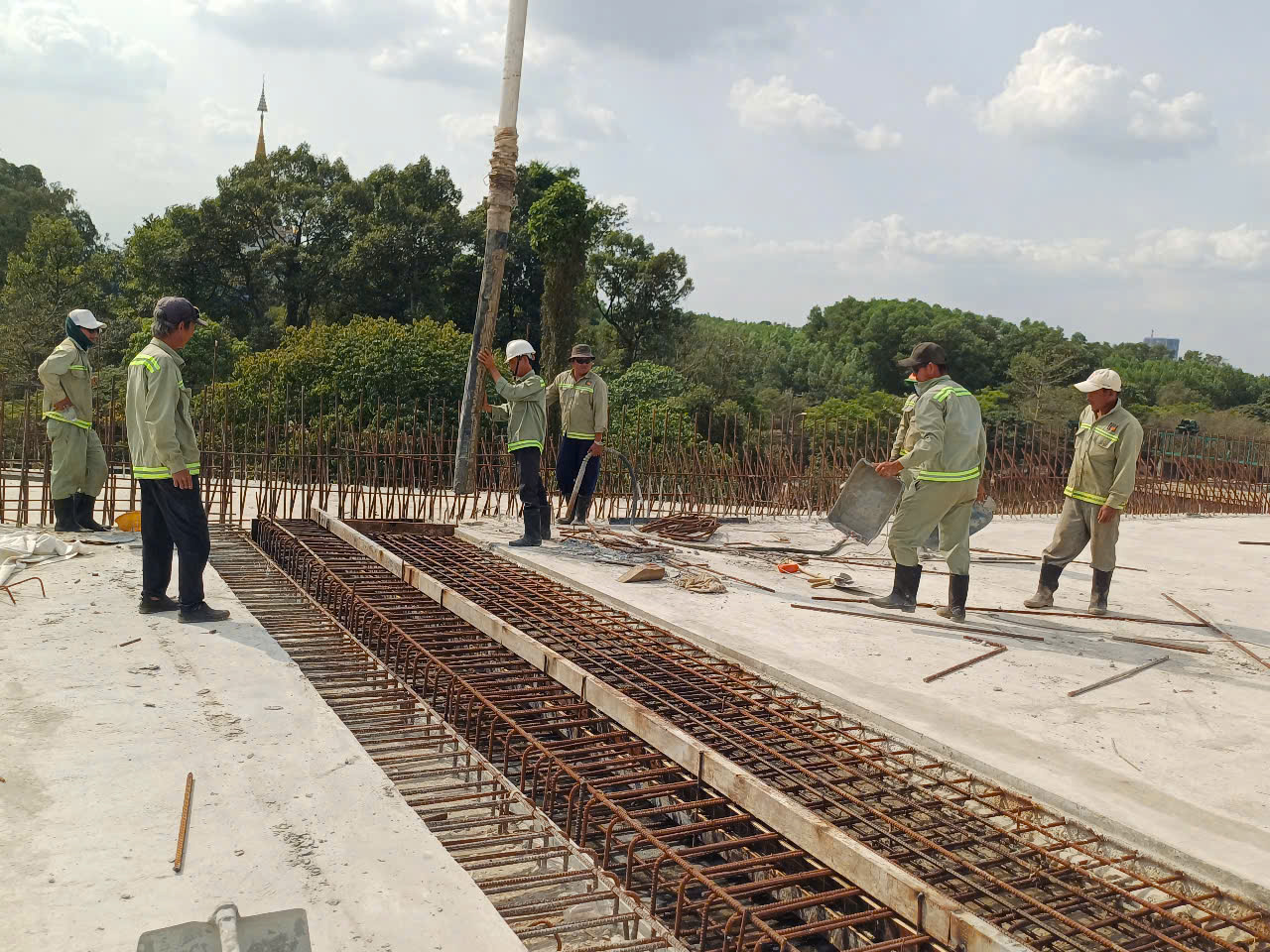 Xu&acirc;n về tr&ecirc;n c&ocirc;ng trường đường V&agrave;nh đai 3 TPHCM - Ảnh 2.