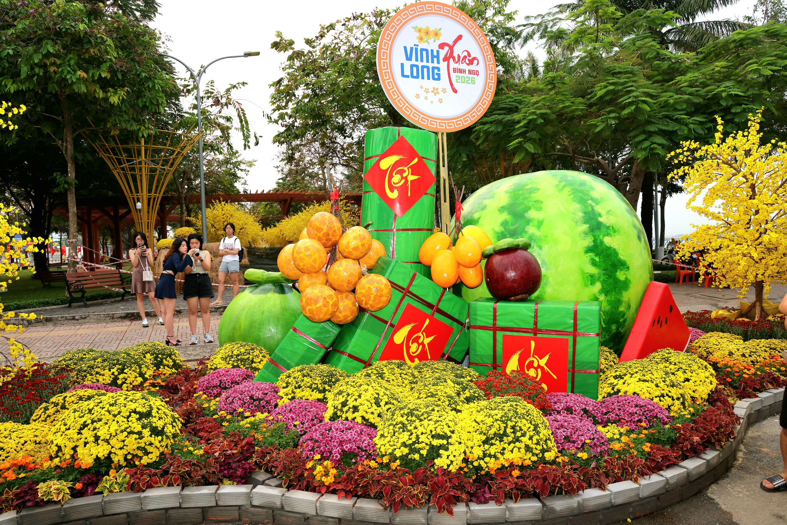 Ngắm linh vật ngựa oai phong tại đường hoa Xuân Vĩnh Long 2026 - Ảnh 4. Ngắm linh vật ngựa oai phong tại đường hoa Xuân Vĩnh Long 2026 - Ảnh 4.