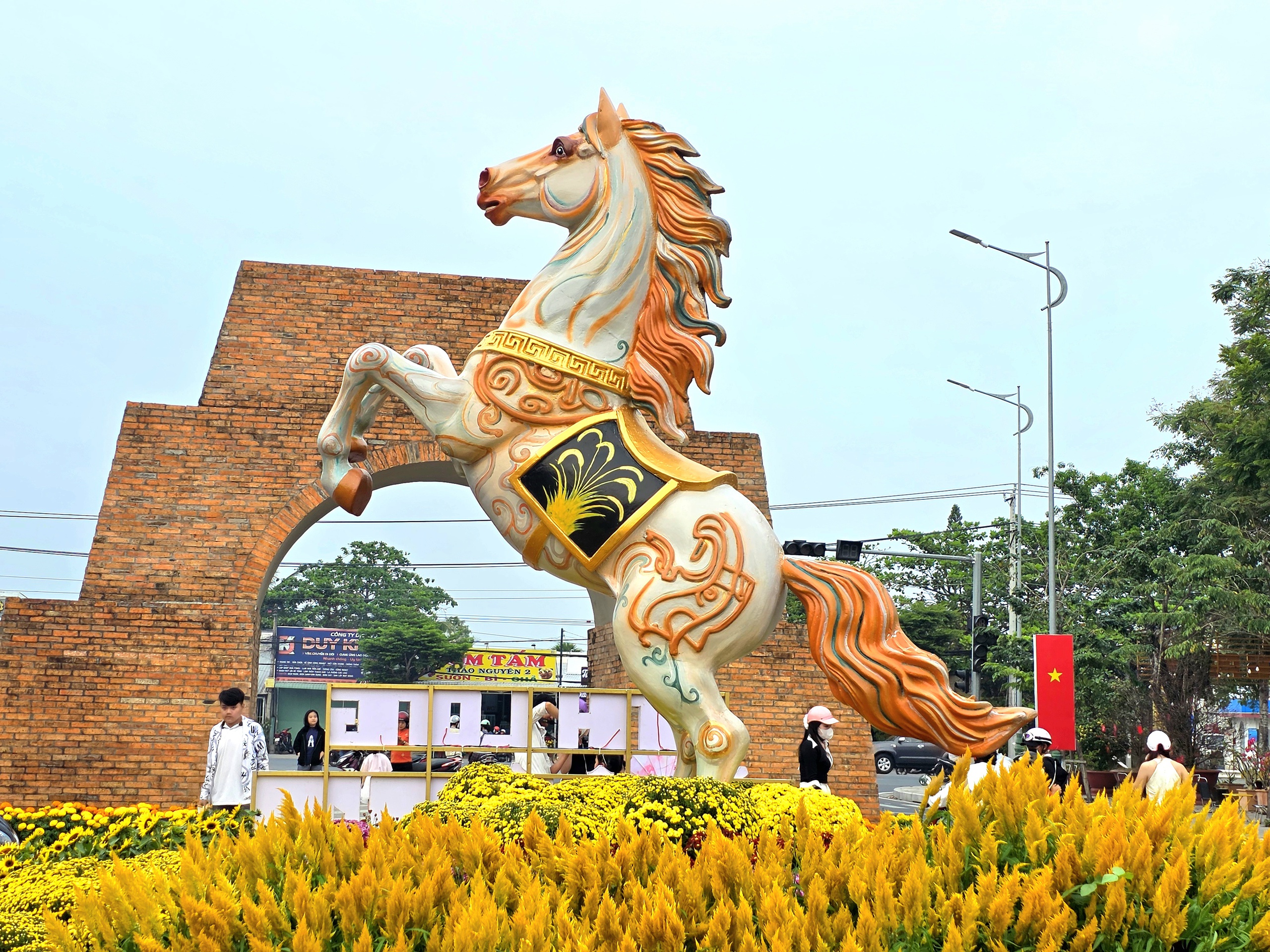 Ngắm linh vật ngựa oai phong tại đường hoa Xuân Vĩnh Long 2026 - Ảnh 1. Ngắm linh vật ngựa oai phong tại đường hoa Xuân Vĩnh Long 2026 - Ảnh 1.