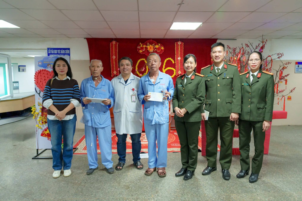 Hơn 10.000 suất quà Tết đến tay người khó khăn ở Quảng Trị - Ảnh 7.