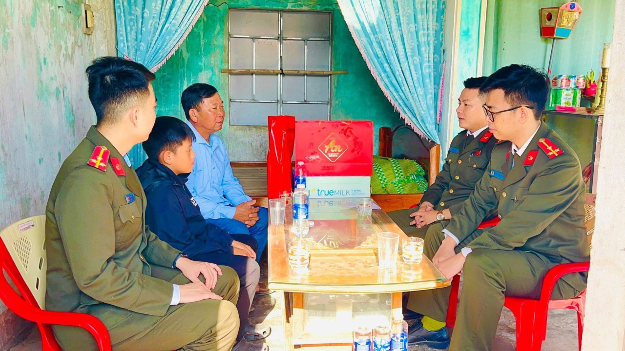 Hơn 10.000 suất quà Tết đến tay người khó khăn ở Quảng Trị - Ảnh 2.