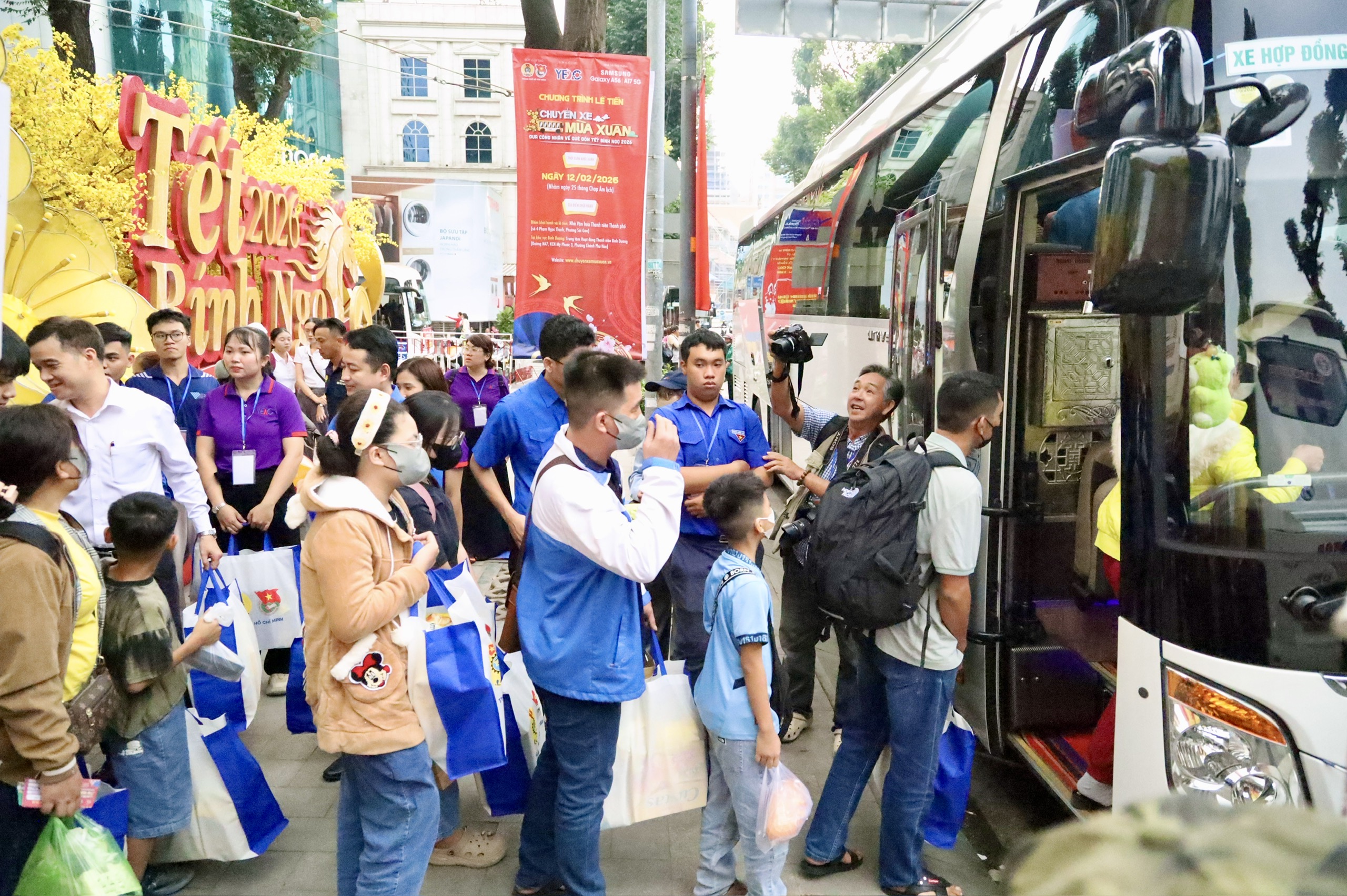 C&ocirc;ng nh&acirc;n vui Tết: Sum vầy theo những c&aacute;ch kh&aacute;c nhau - Ảnh 3.