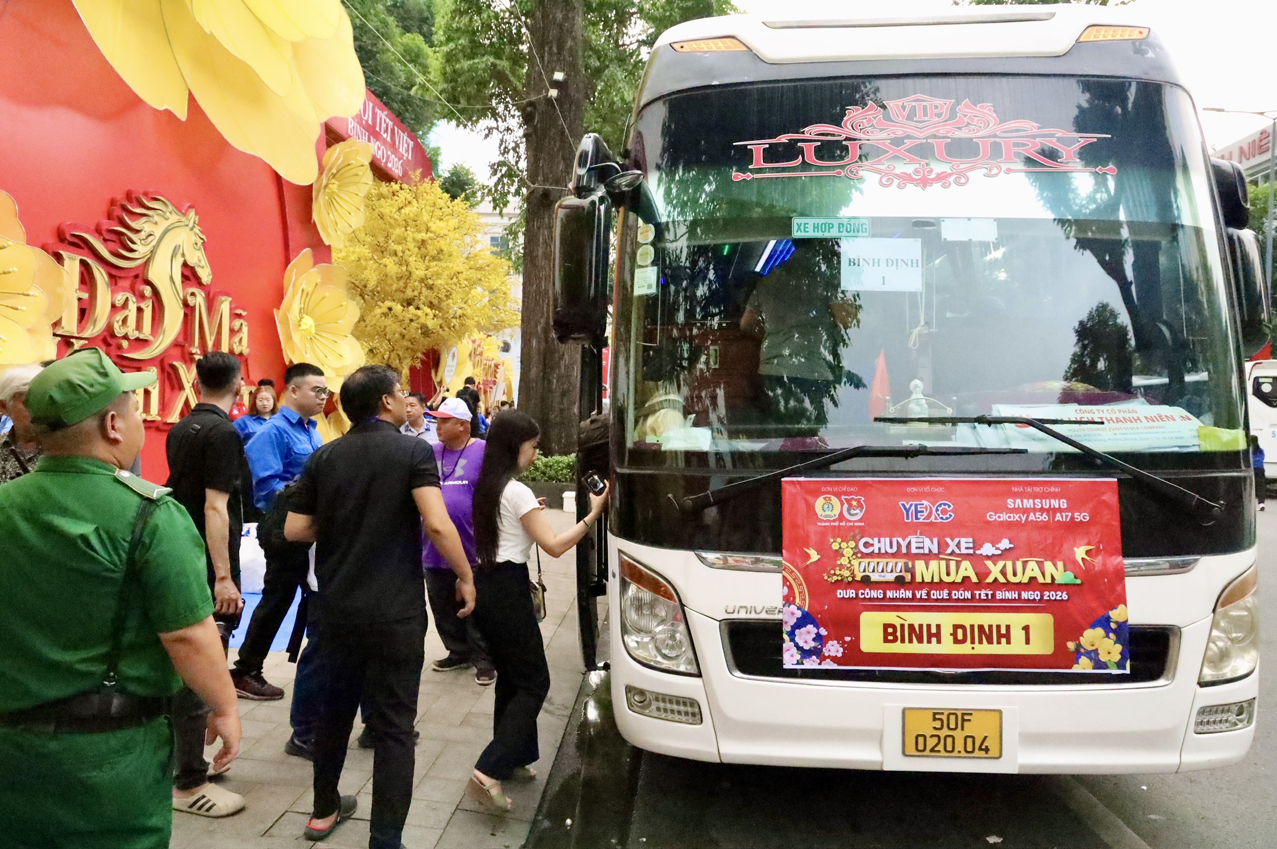 C&ocirc;ng nh&acirc;n vui Tết: Sum vầy theo những c&aacute;ch kh&aacute;c nhau - Ảnh 1.